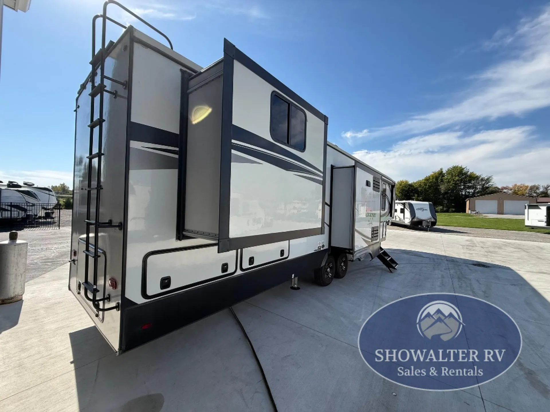 2022 Forest River Sandpiper Luxury 388BHRD - Photo 4