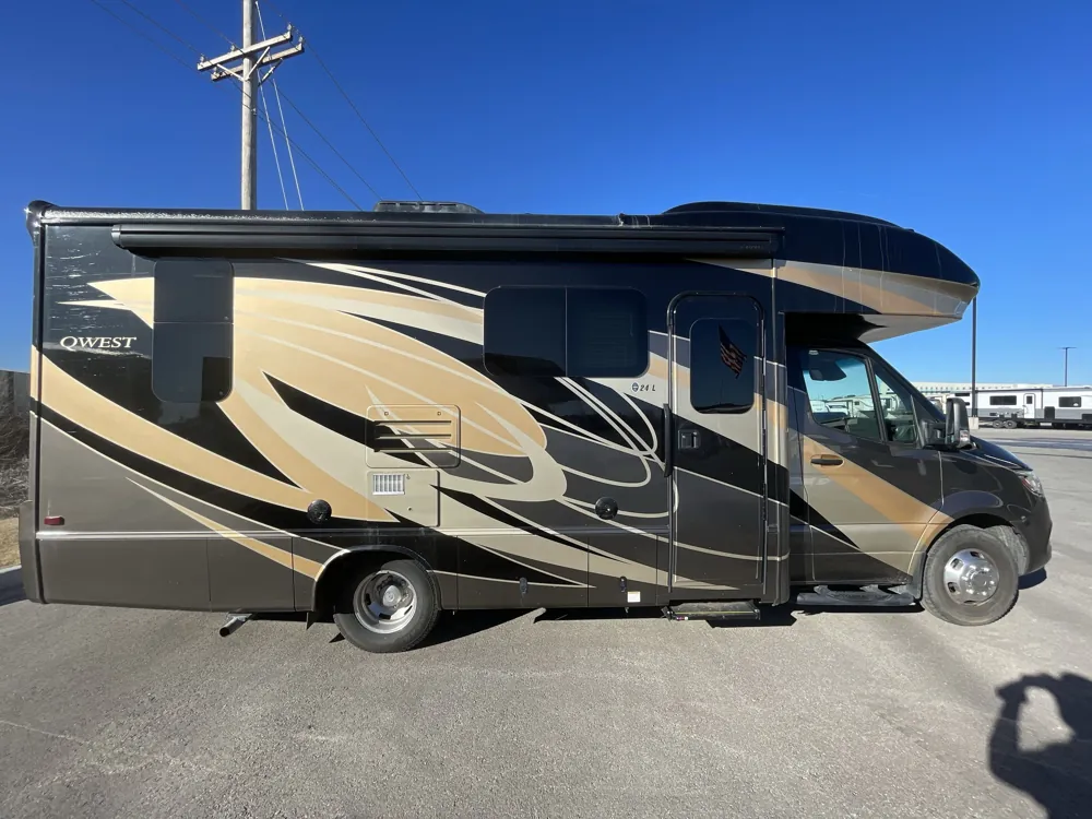 2020 entegra coach Qwest 24L — campside