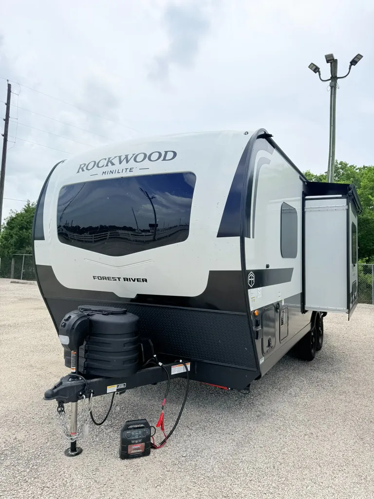 2027 Forest River Rockwood Mini Lite 2109S — Photo 5
