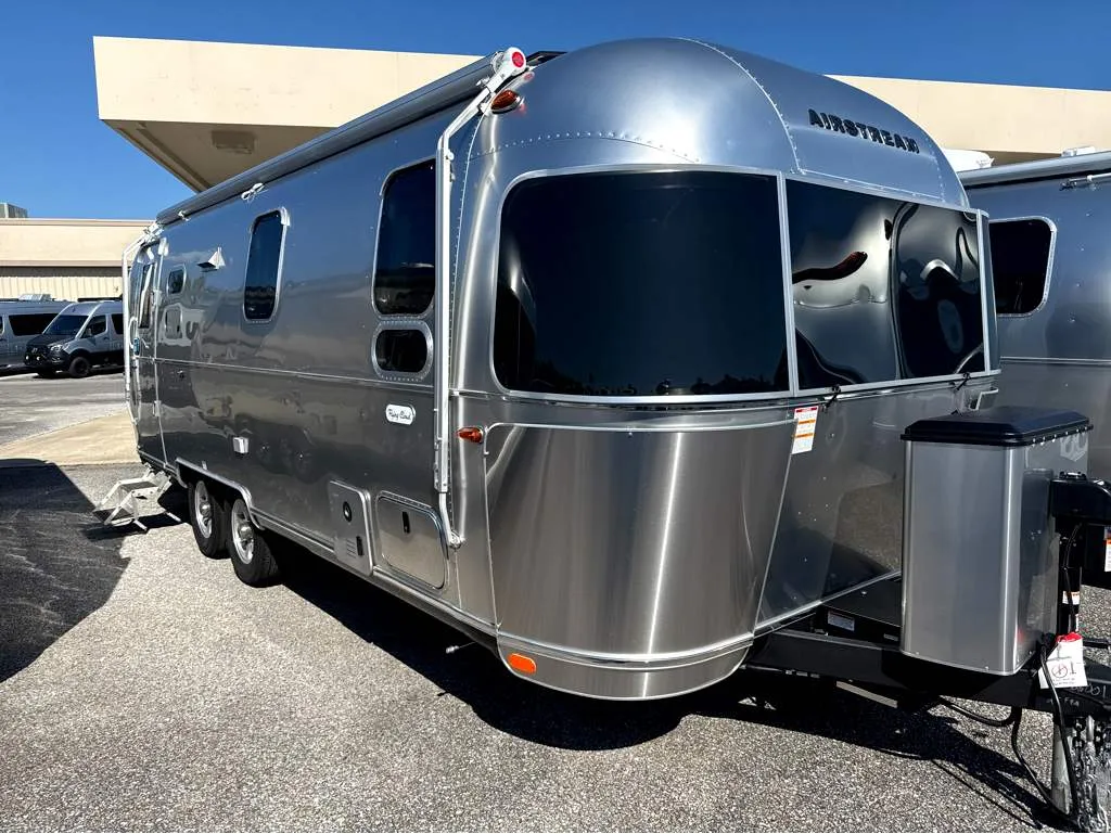 2026 Airstream Flying Cloud 25FB - Photo 2