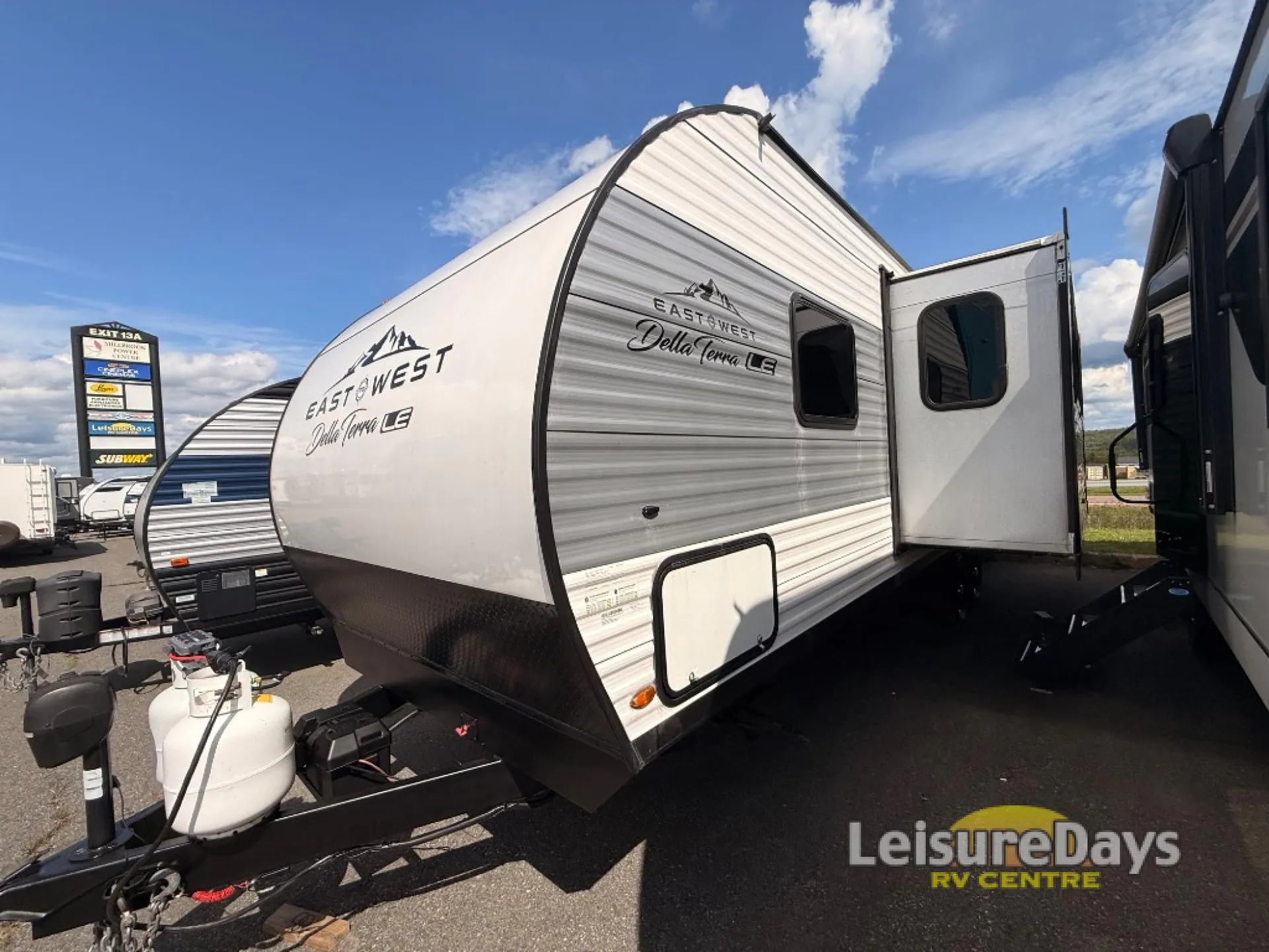 2023 East to West Della Terra 255BHLE - Photo 4