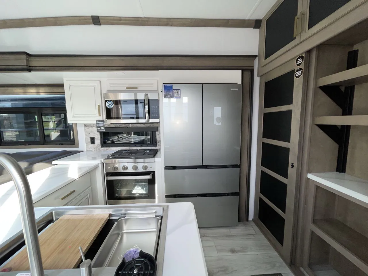 2025 Keystone Montana 3532SP - Photo 2