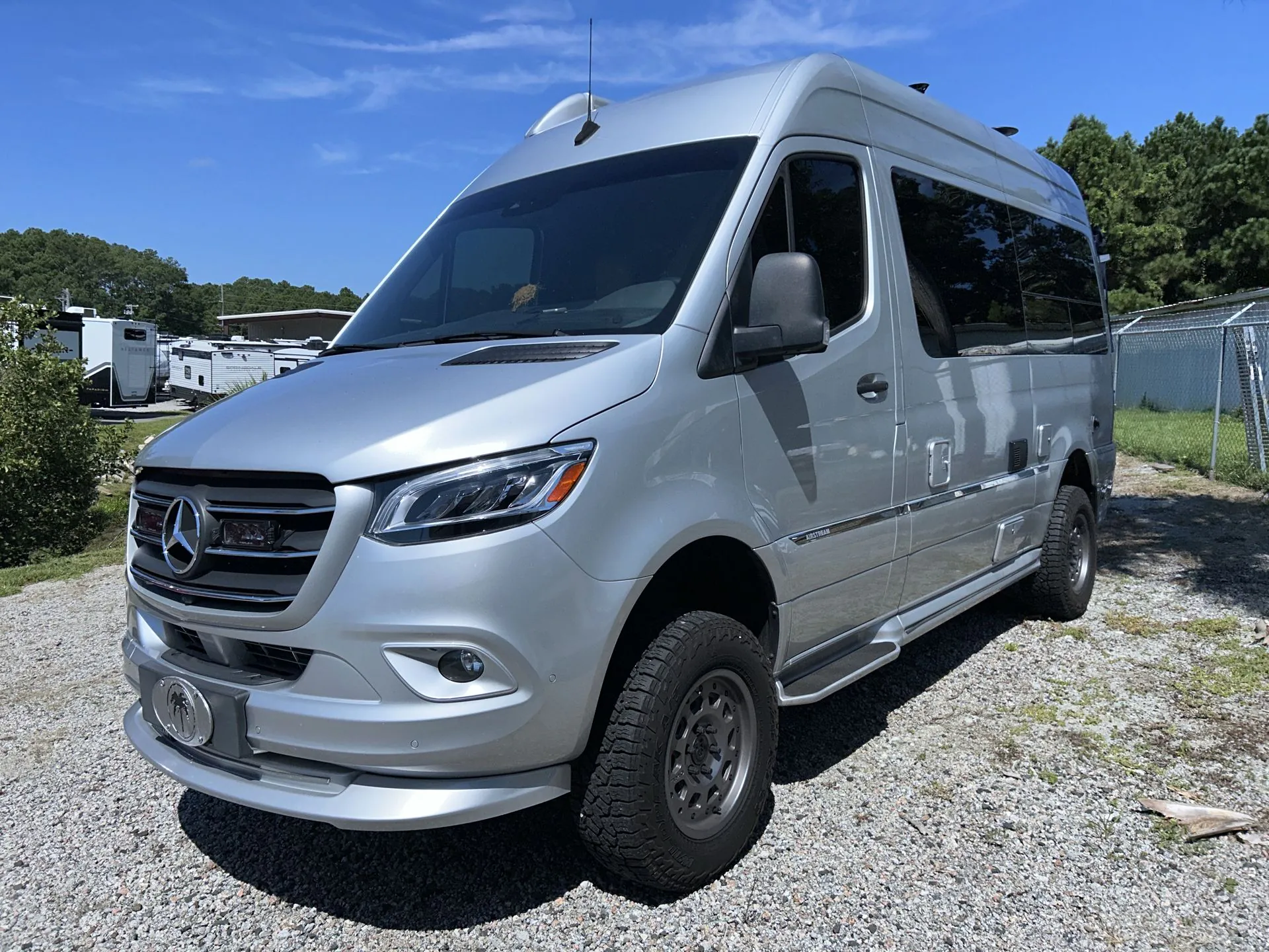 2023 Airstream Interstate 19 4x4 - Photo 4