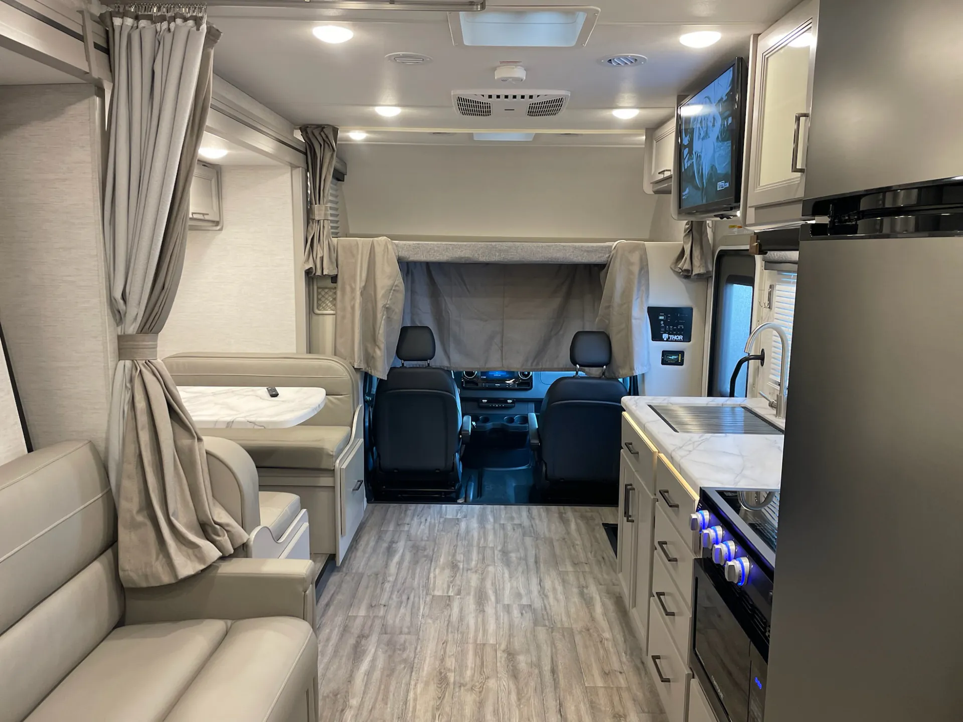 2025 Thor Motor Coach Coleman 24CL - Photo 3