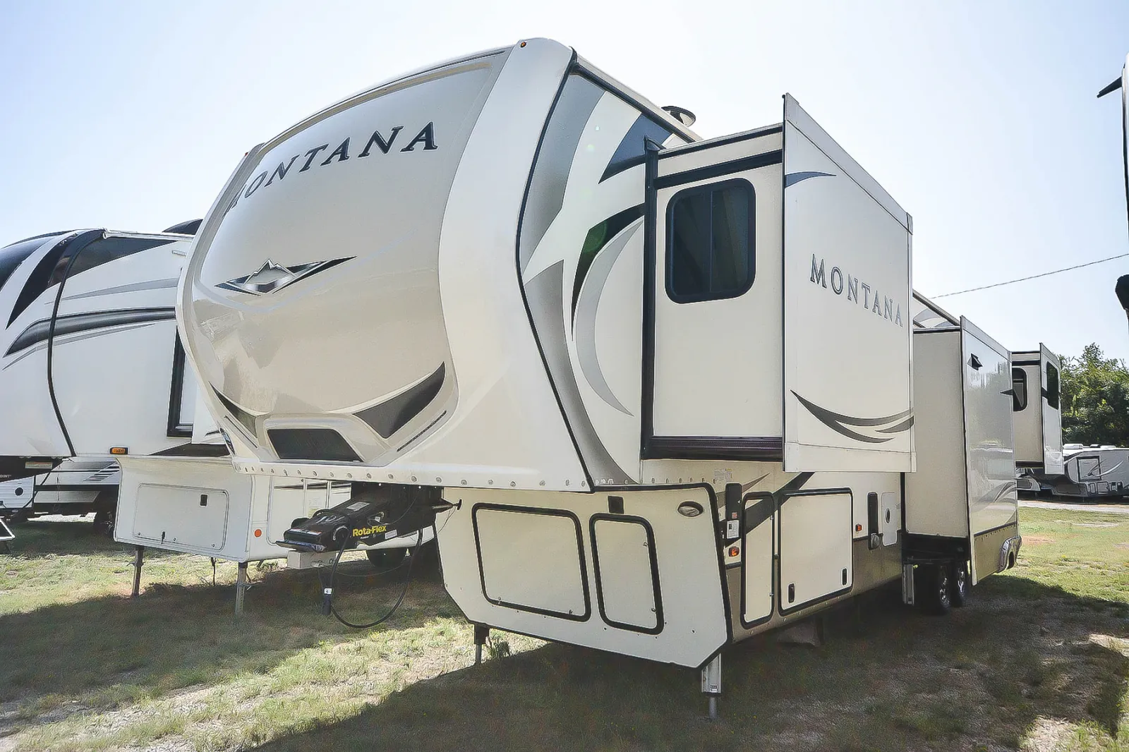 2018 Keystone Montana 3791RD - Photo 3