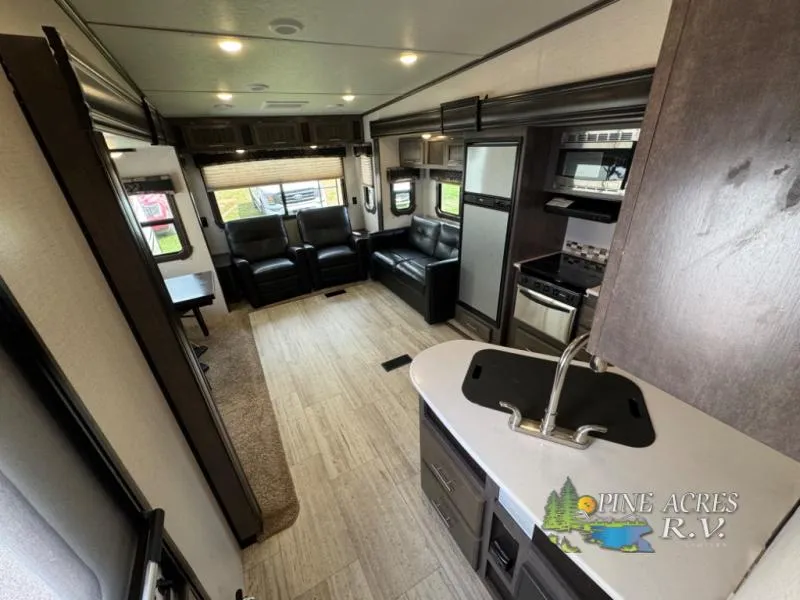 2017 CrossRoads Cruiser Aire 28RL - Photo 4