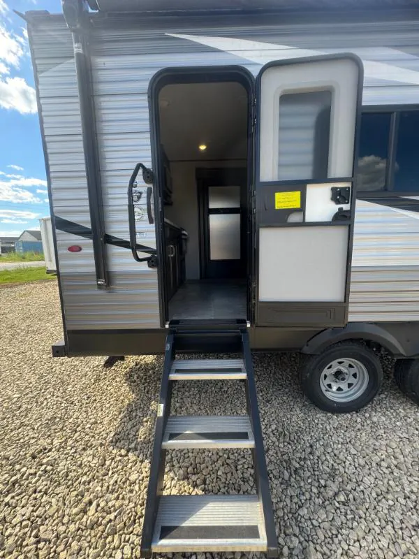 2020 Jayco Jay Flight SLX 8 235RKS dealer photo 3 from Kunes RV
