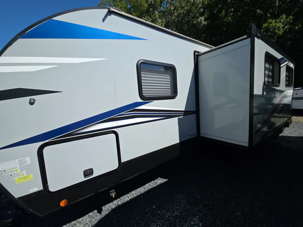 2022 Forest River Cherokee Alpha Wolf 26RB-L, Photos photo 5