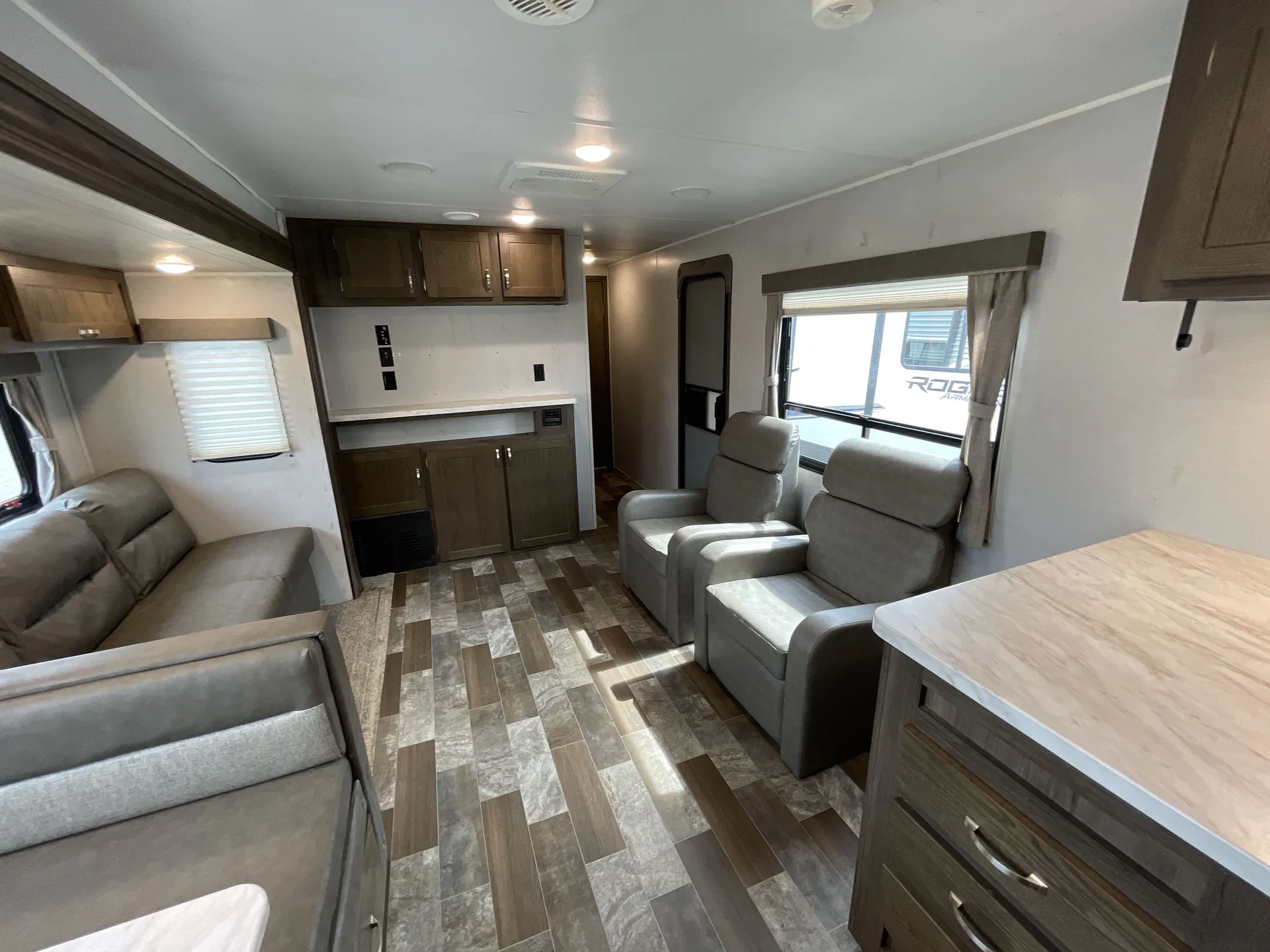 2020 East to West Silver Lake 29KRK — living area main