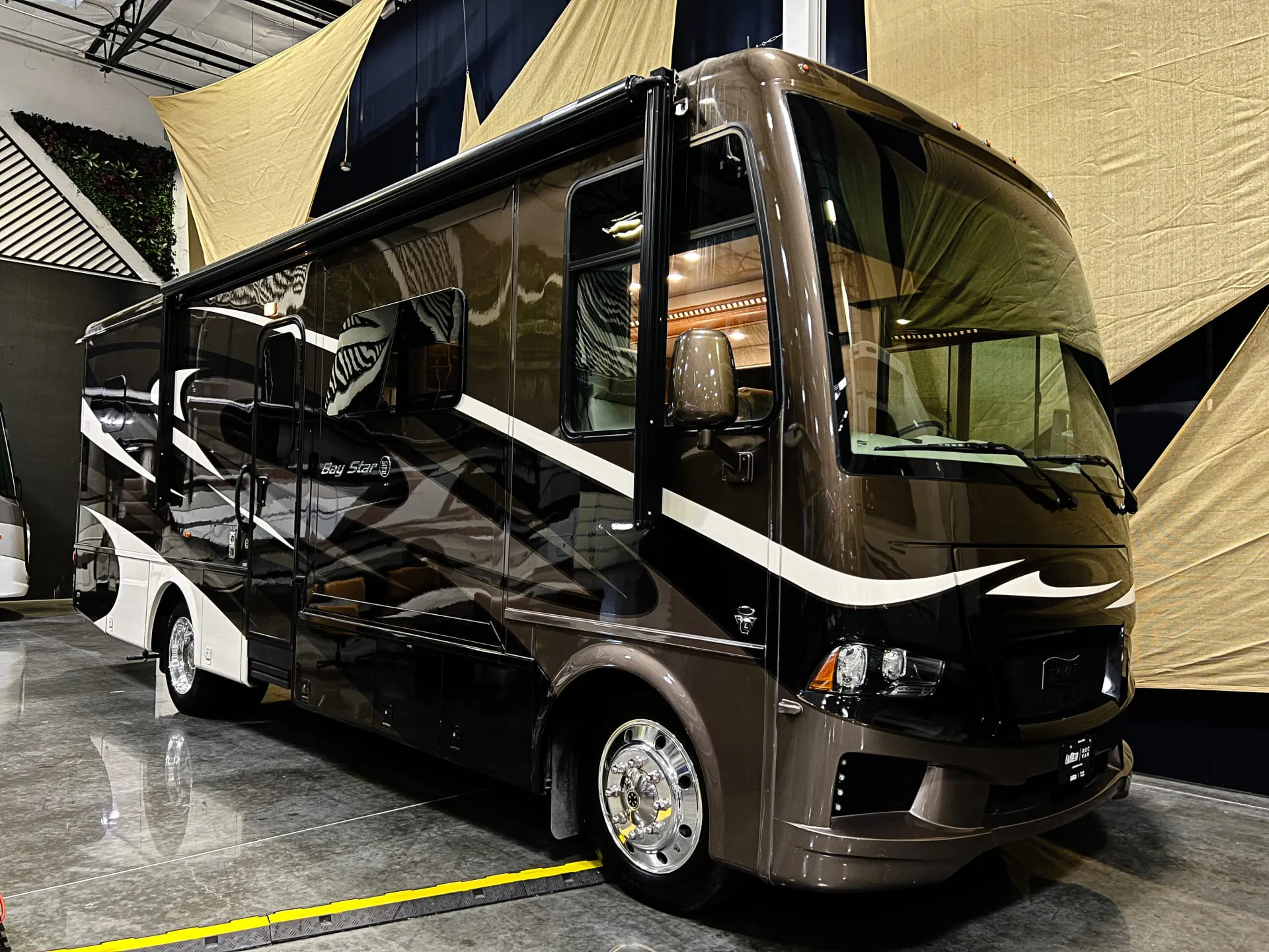 2018 Newmar Bay Star 3009 - Photo 2