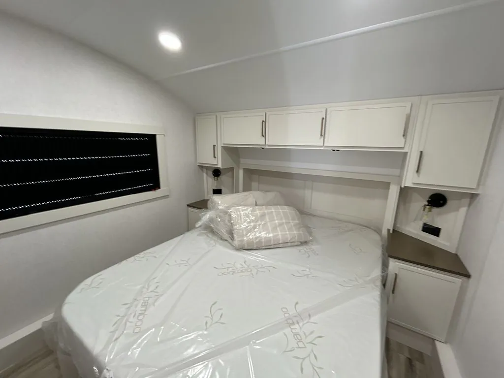 2027 Brinkley Model Z 2680, Photos photo 22