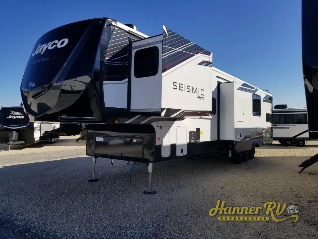 2026 Jayco Seismic 395 - Photo 4