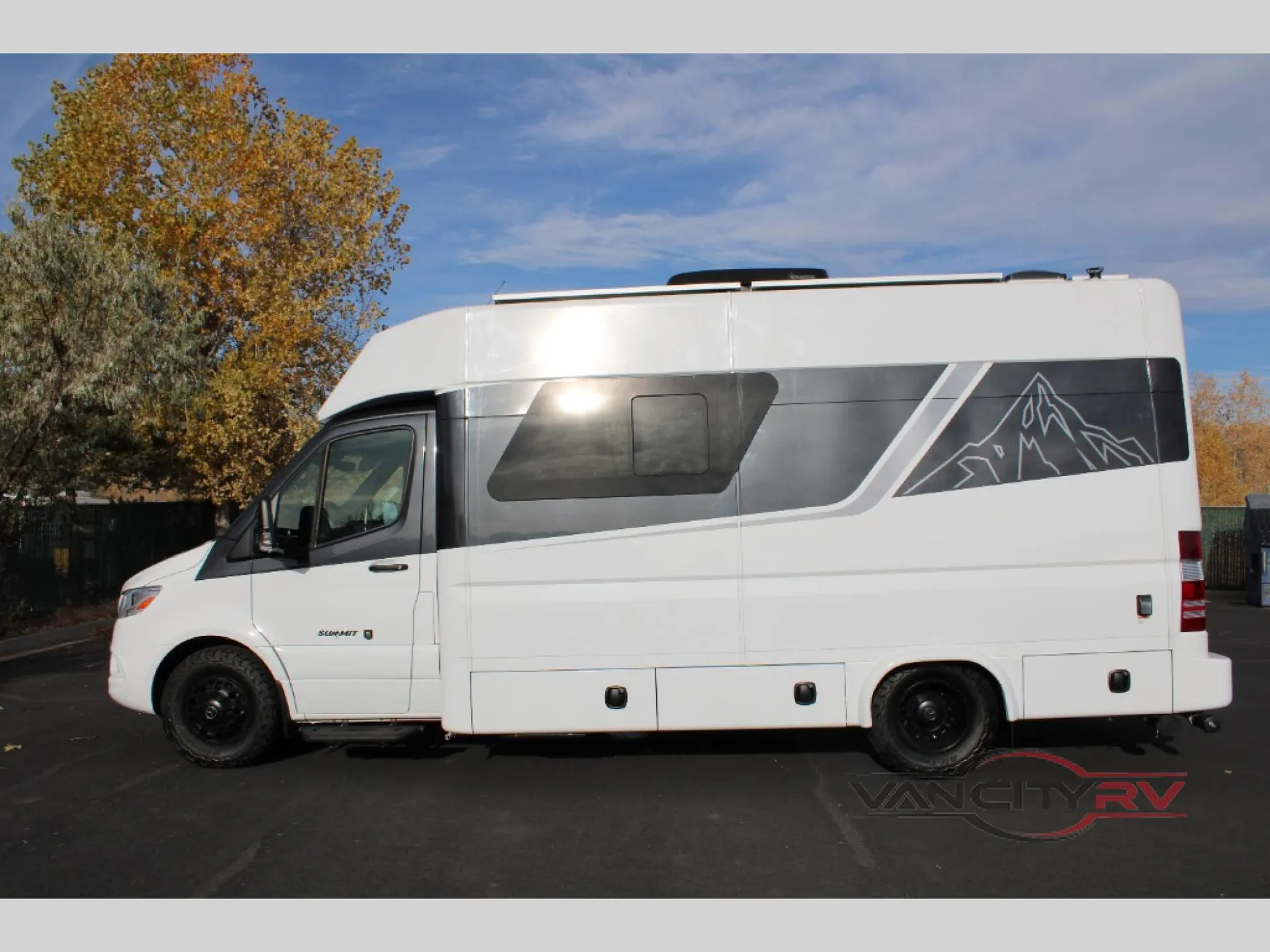 2025 Chinook RV Summit EB - Photo 3