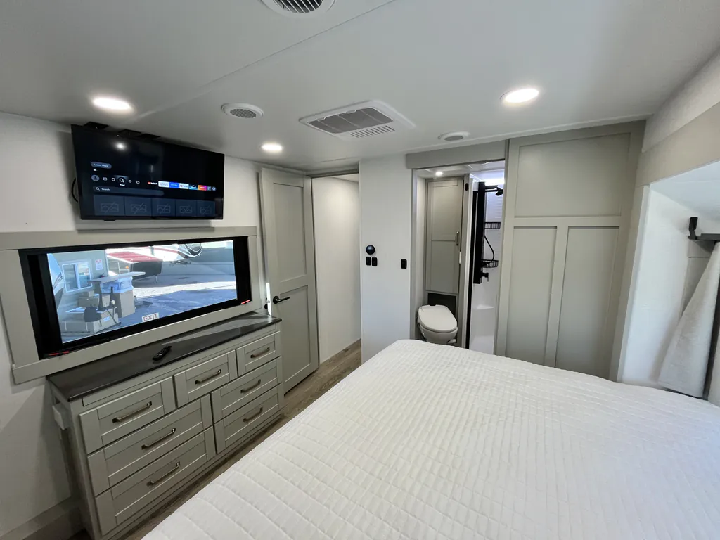 2025 Brinkley Model Z 3400, Photos photo 9