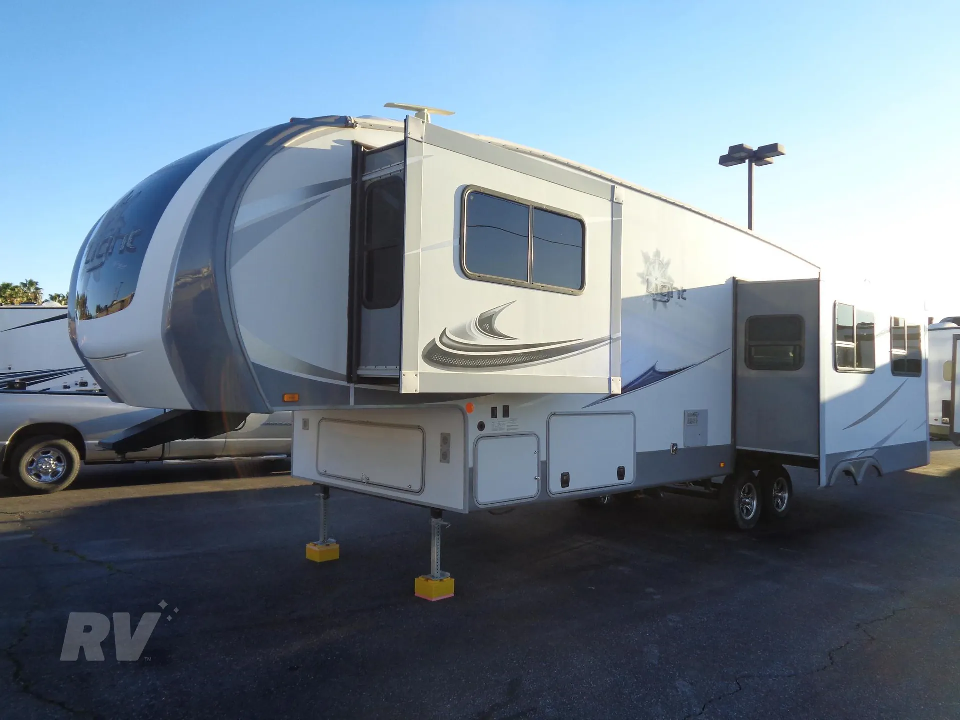 2020 Highland Ridge Light 332RLS - Photo 3