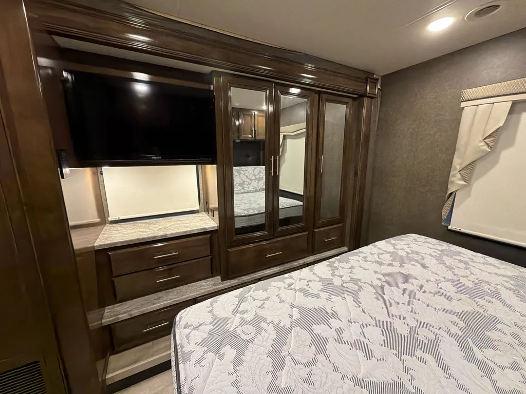 2020 Thor Motor Coach Challenger 35MQ, Photos photo 15