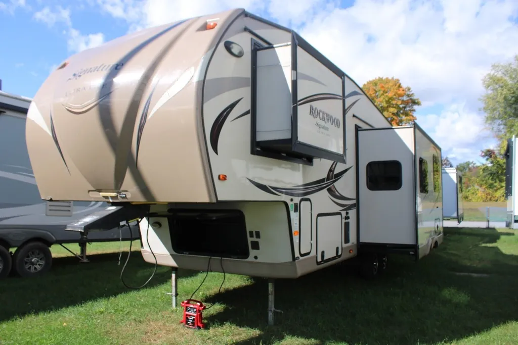 2016 Forest River Rockwood Signature Ultra Lite 8281WS - Photo 4