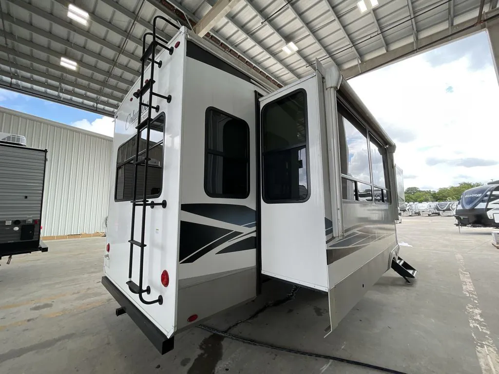 2022 Palomino Columbus 382FB dealer photo 6 from Blue Compass RV