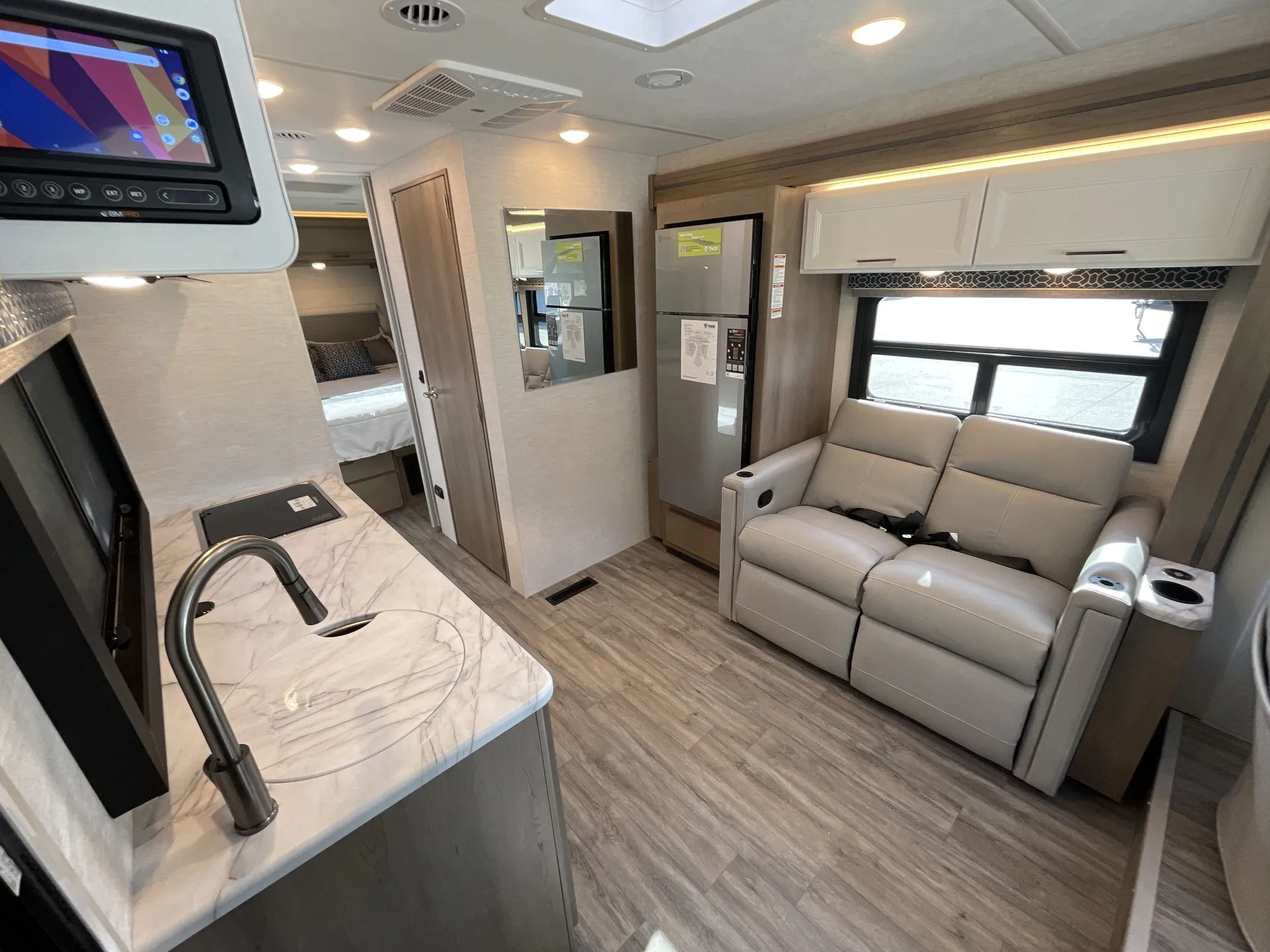2026 Thor Motor Coach Freedom Traveler A26 - Photo 3
