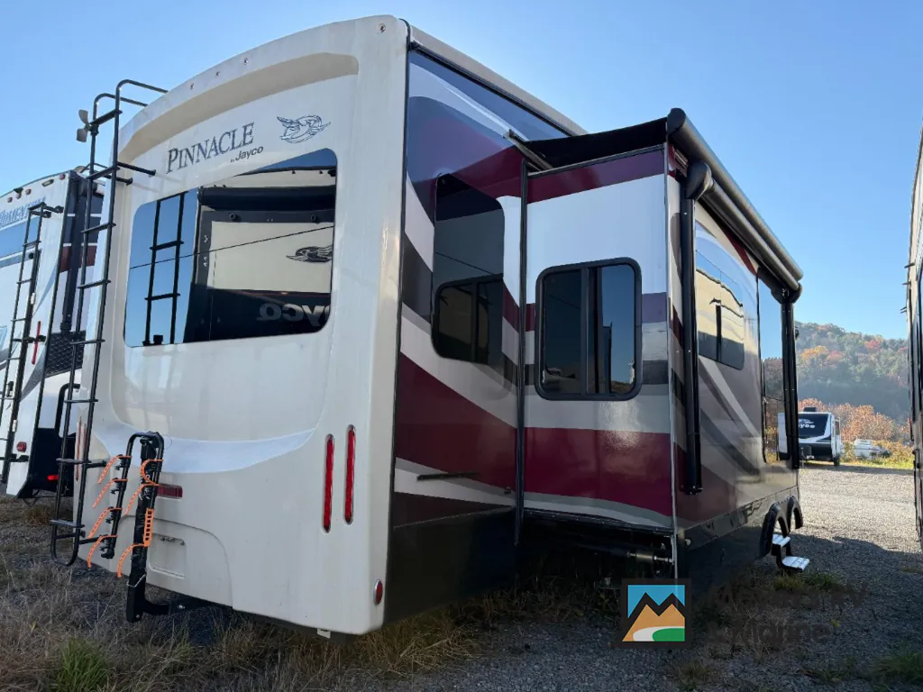 2017 Jayco Pinnacle 36FBTS, Photos photo 5