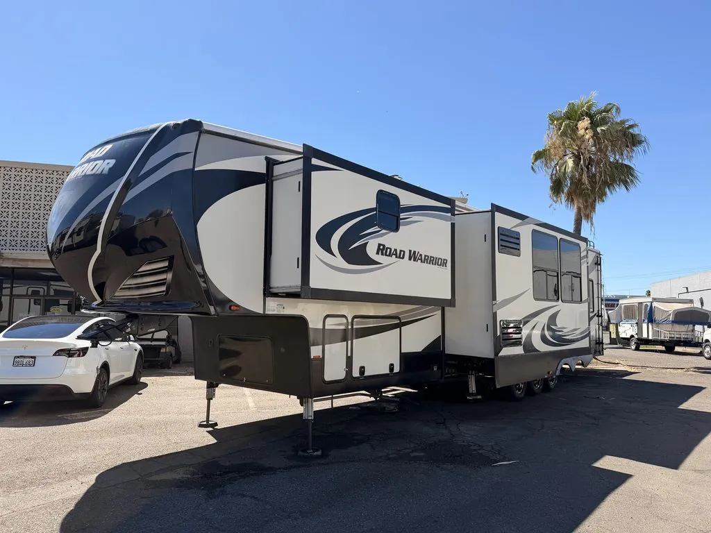 2019 Heartland Road Warrior 427 - Photo 2