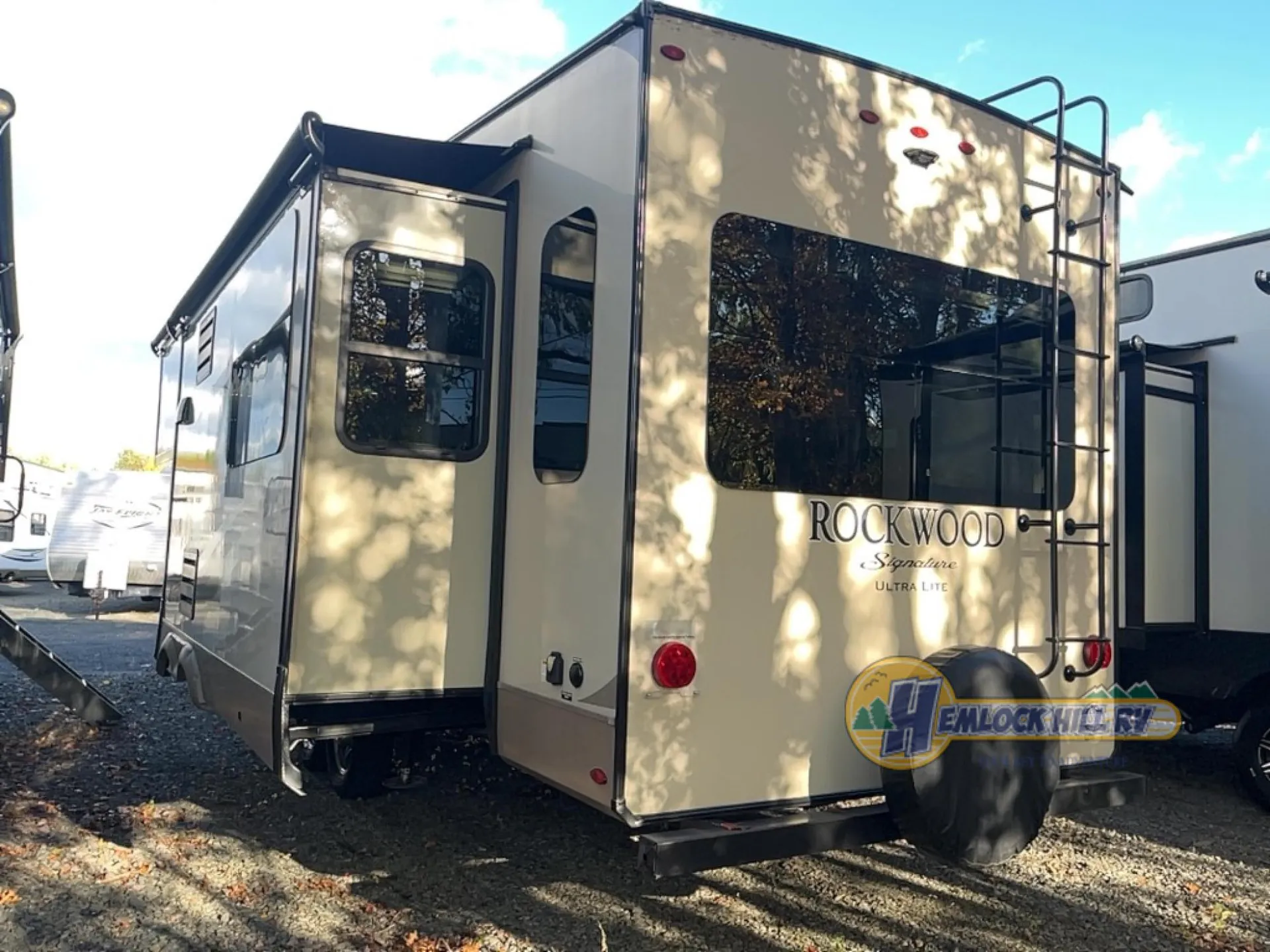 2018 Forest River Rockwood Signature Ultra Lite 8289WS — Photo 6
