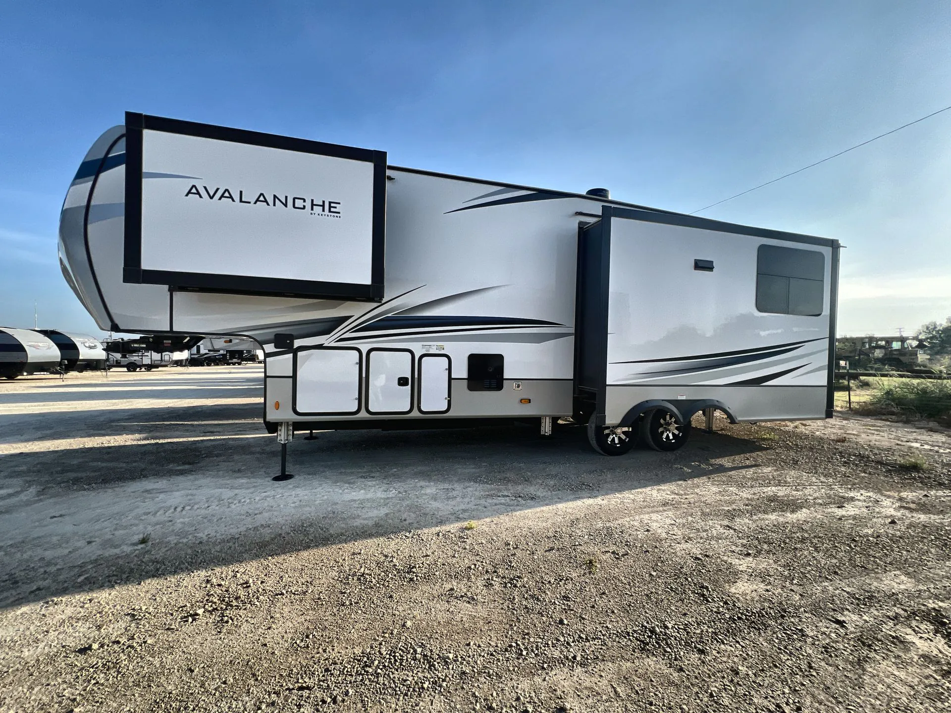 2023 Keystone Avalanche 302RS - Photo 3