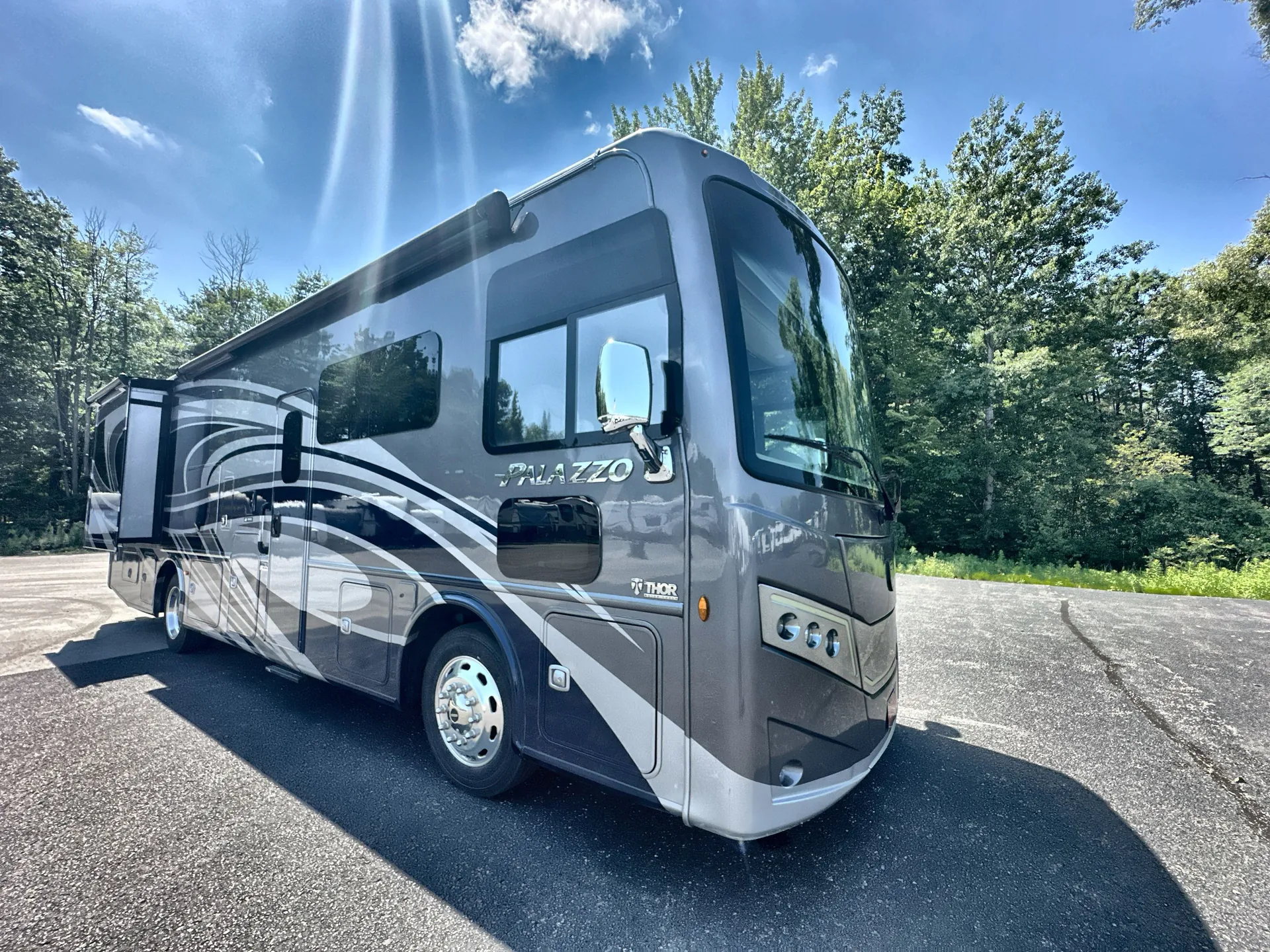 2022 Thor Motor Coach Palazzo 33.6 - Photo 2