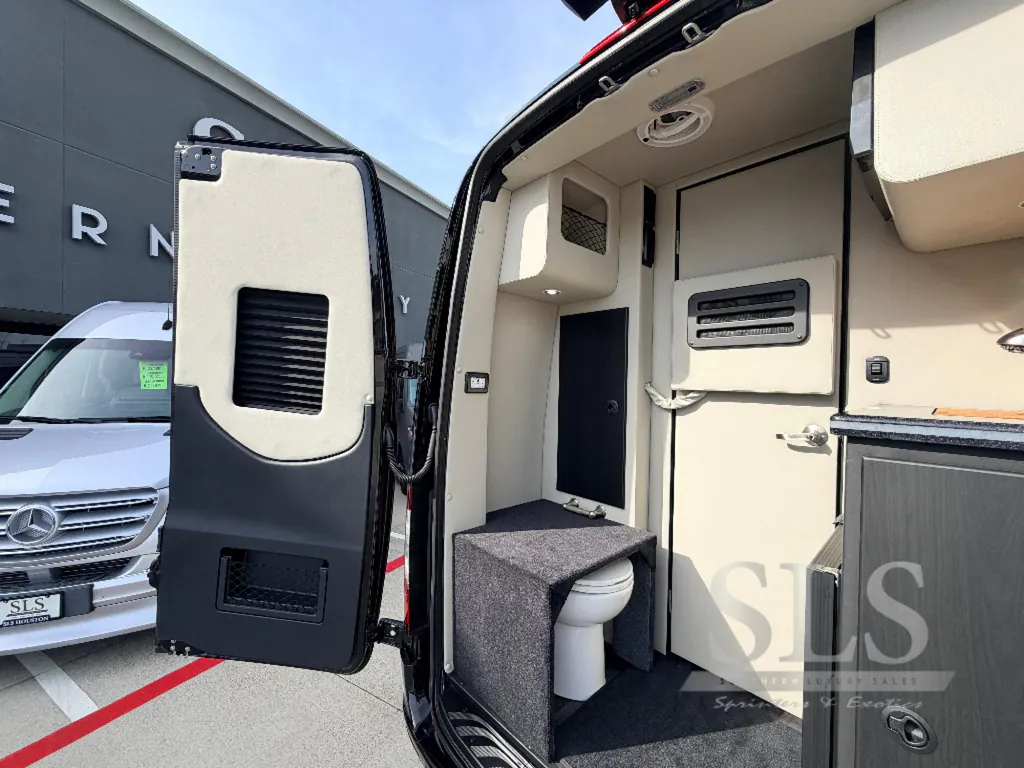 2026 Midwest Automotive Designs Luxe Cruiser D4, Photos photo 6