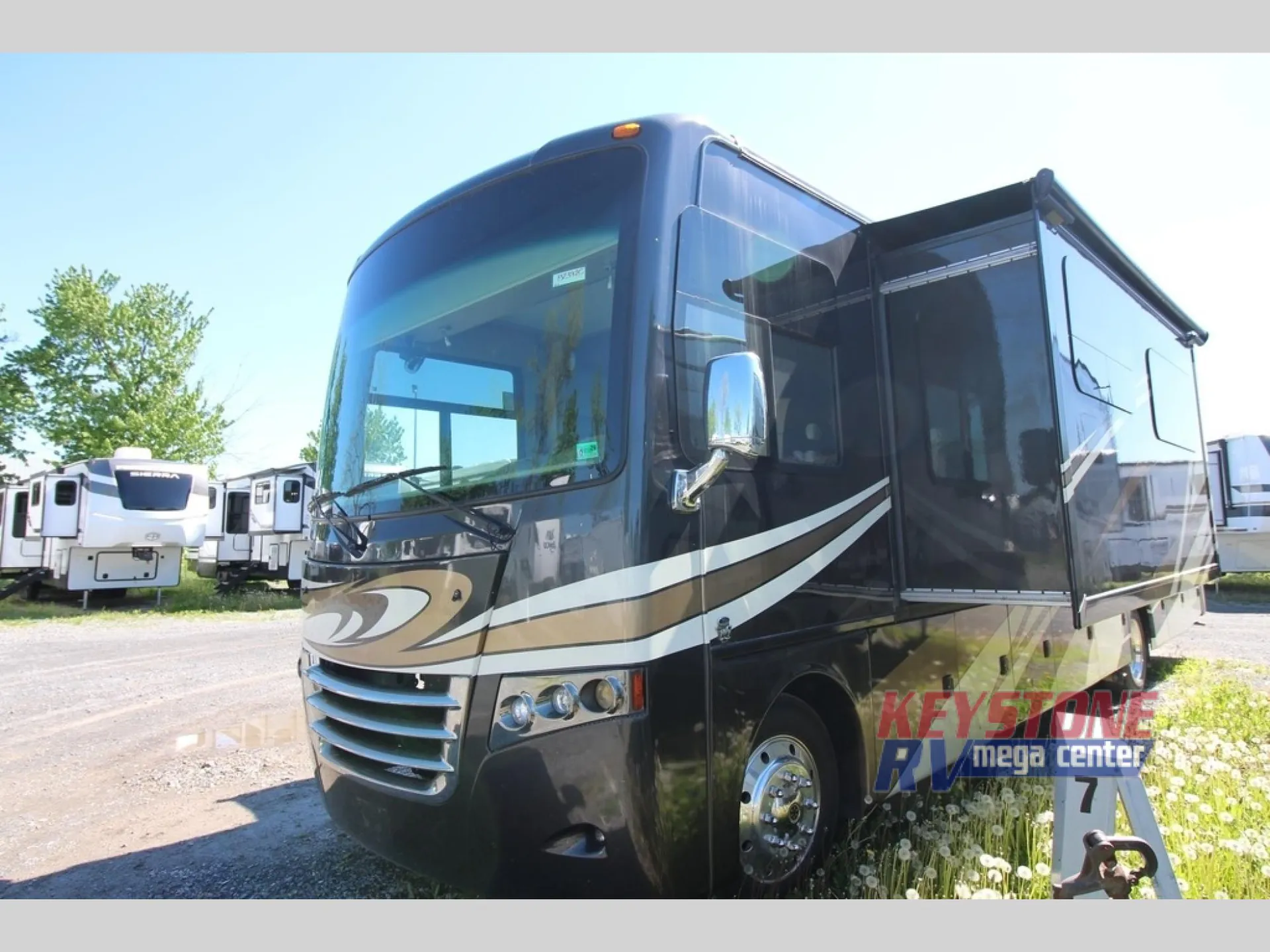 2017 Thor Motor Coach Miramar 35.2 - Photo 4