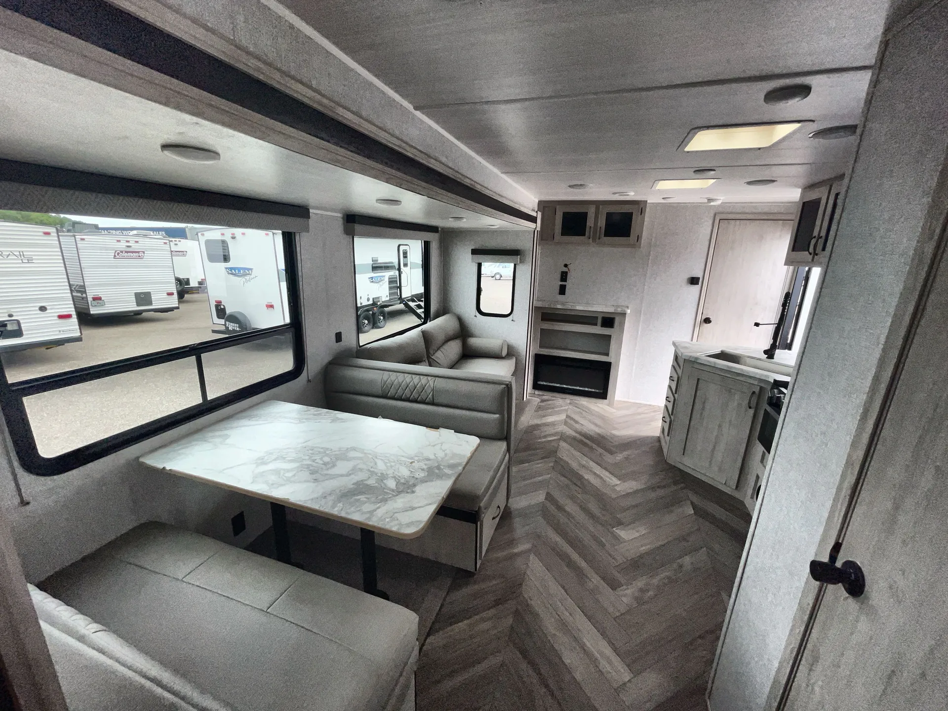 2022 East to West Della Terra 323QB — living area main