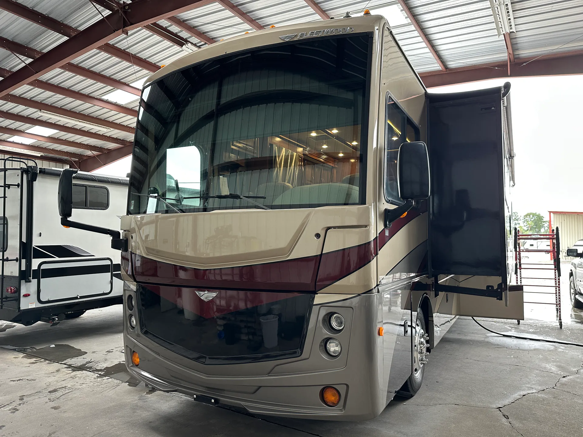 2018 Fleetwood Discovery 38N - Photo 3