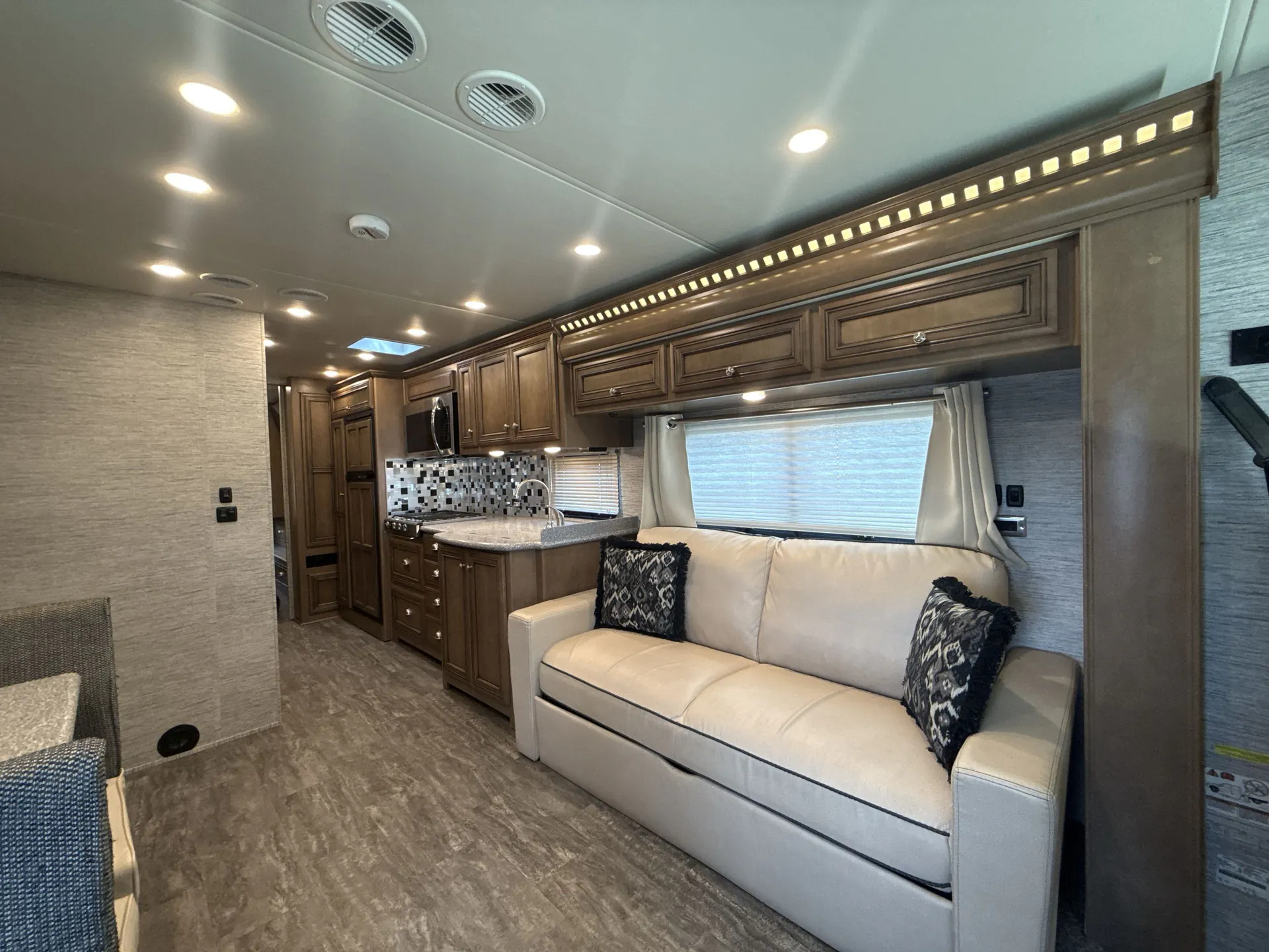 2019 newmar Bay Star Sport 3226 — living area main