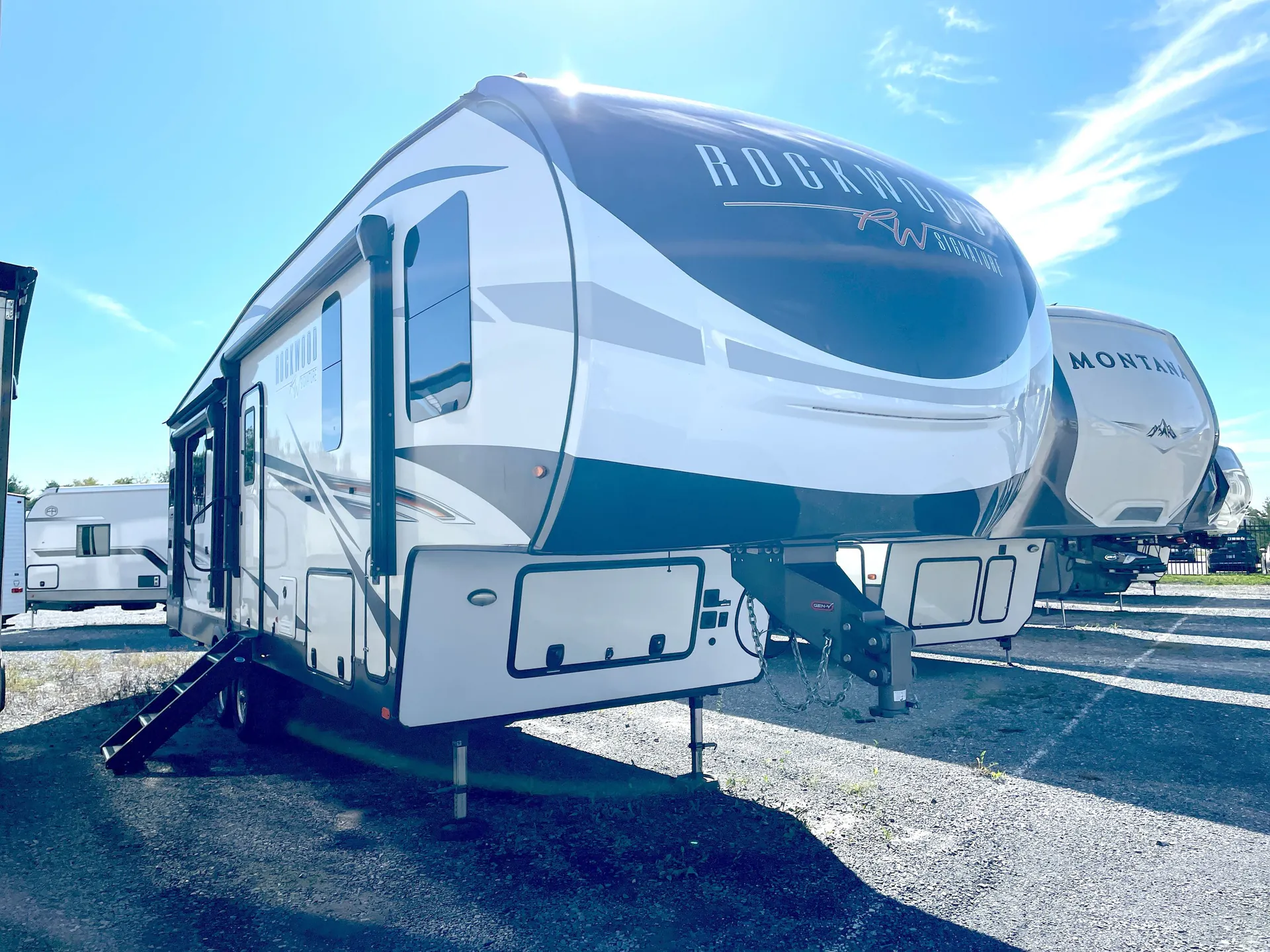 2021 Forest River Rockwood Signature Ultra Lite 8299SB - Photo 2