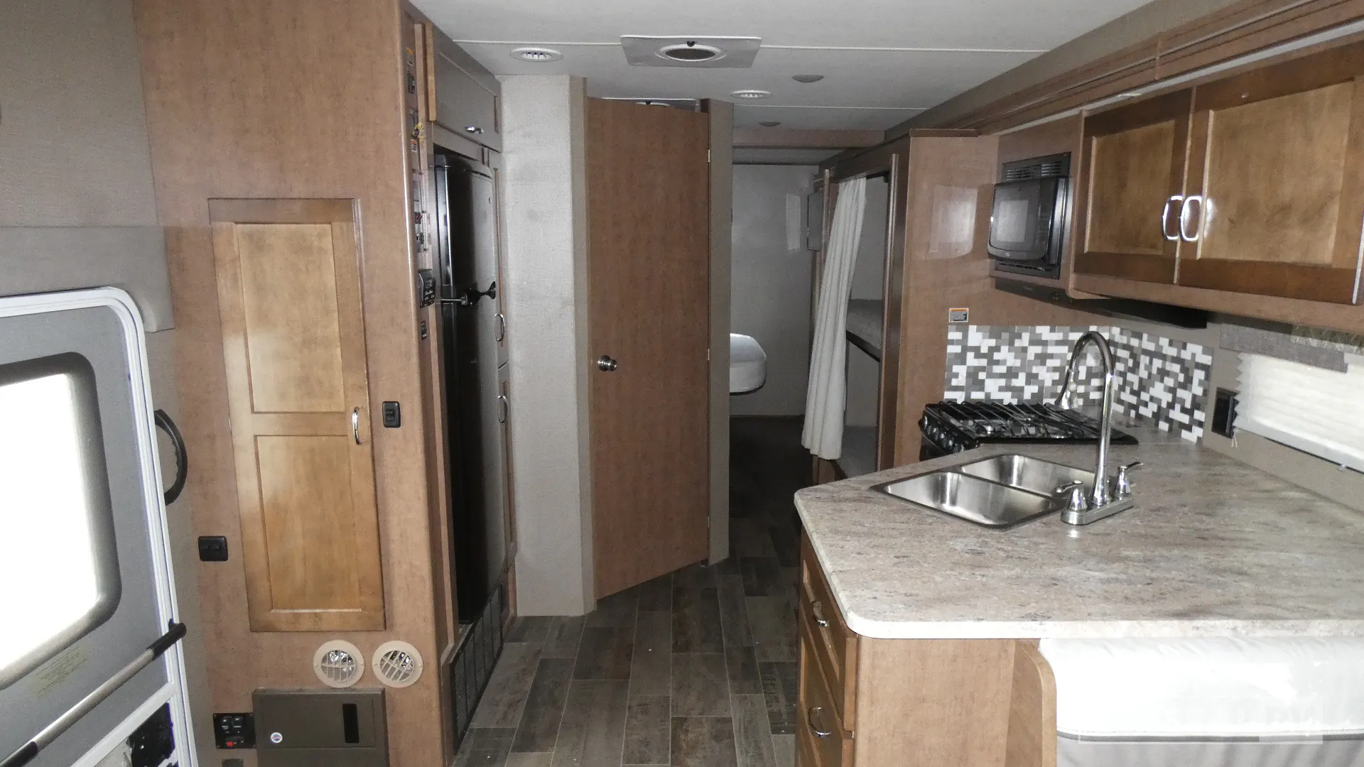 2018 Winnebago Intent 31P - Photo 3