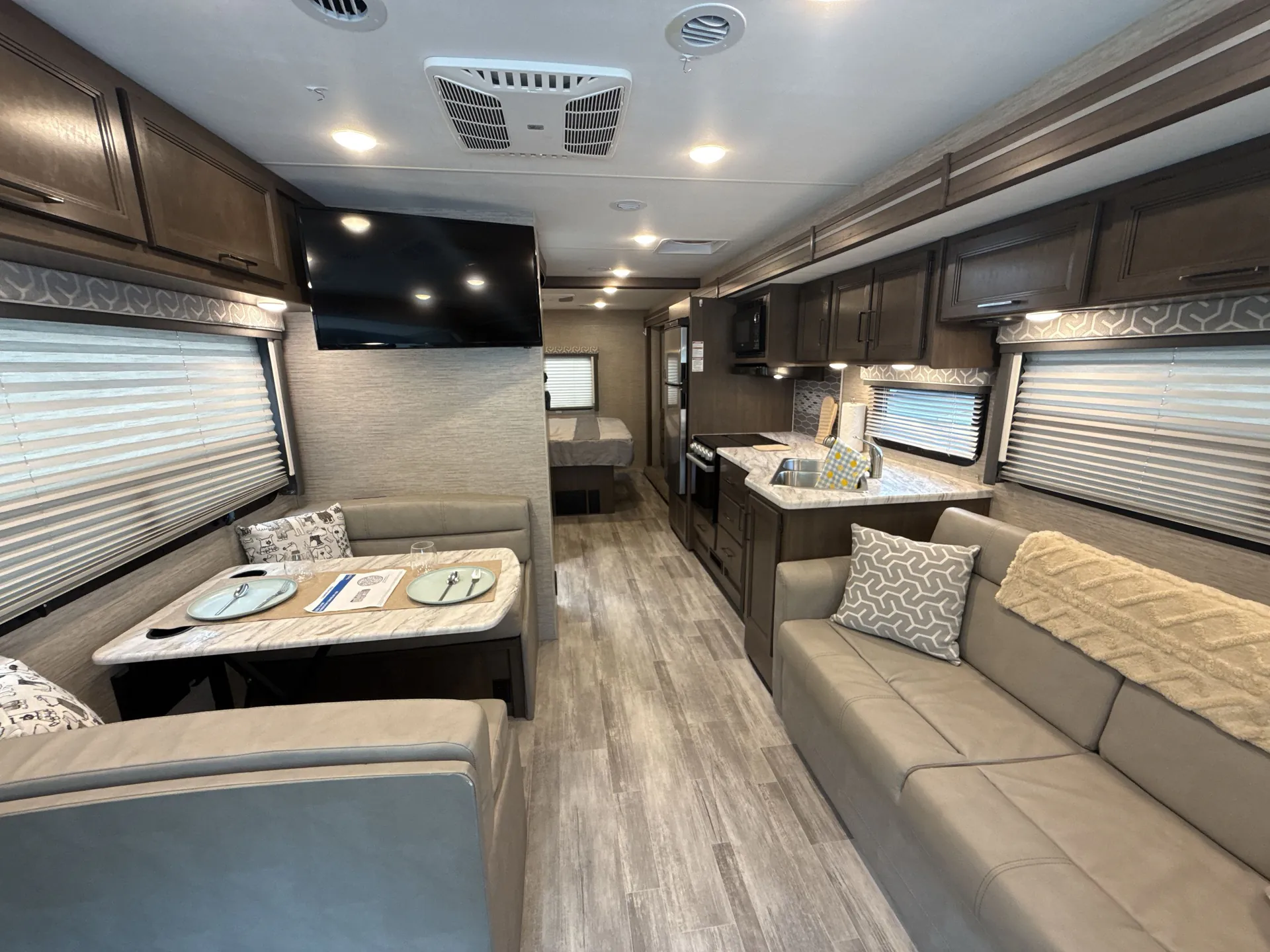 2022 Thor Motor Coach Freedom Traveler A29 — living area main