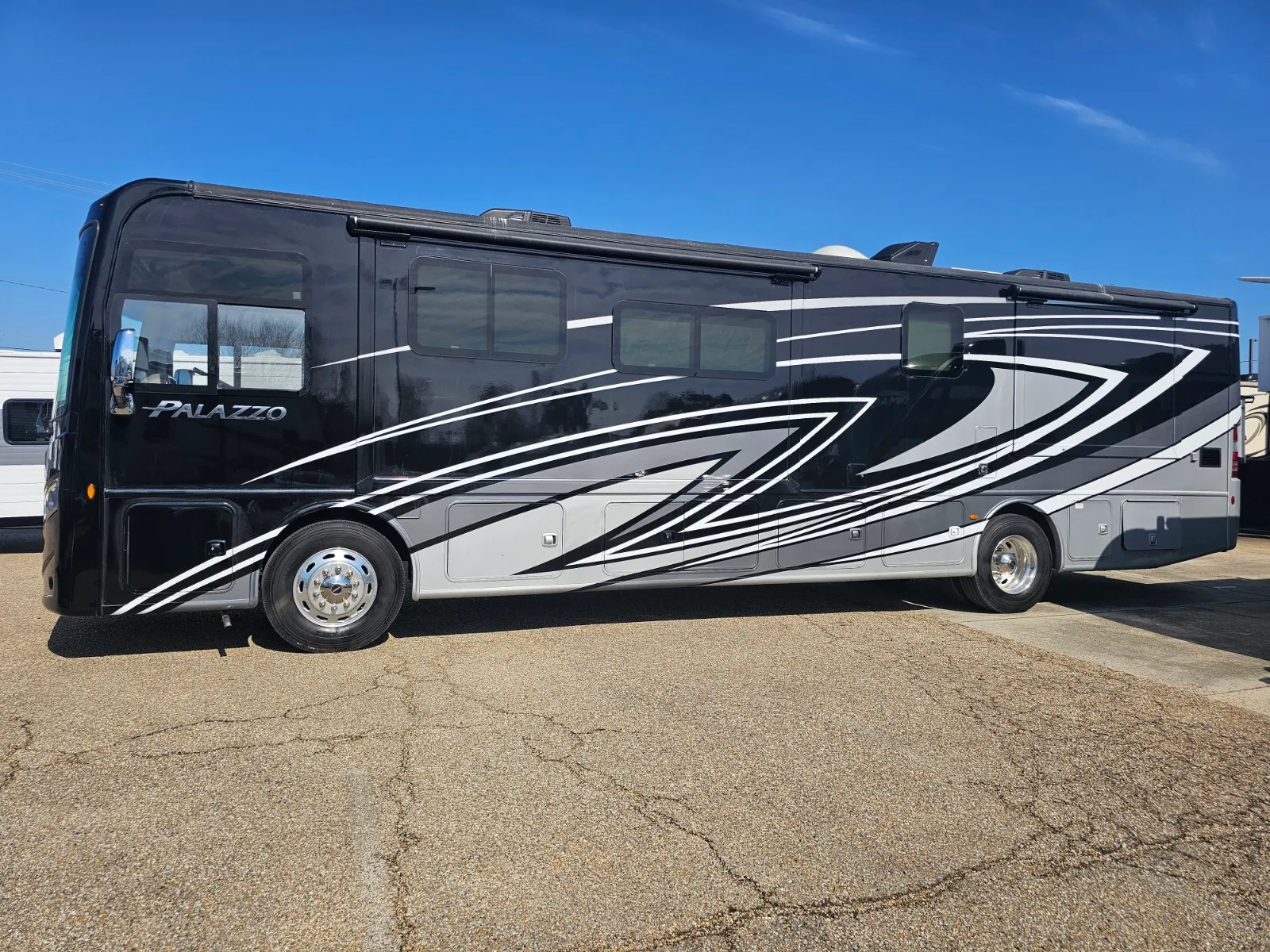 2023 Thor Motor Coach Palazzo 37.4 - Photo 4