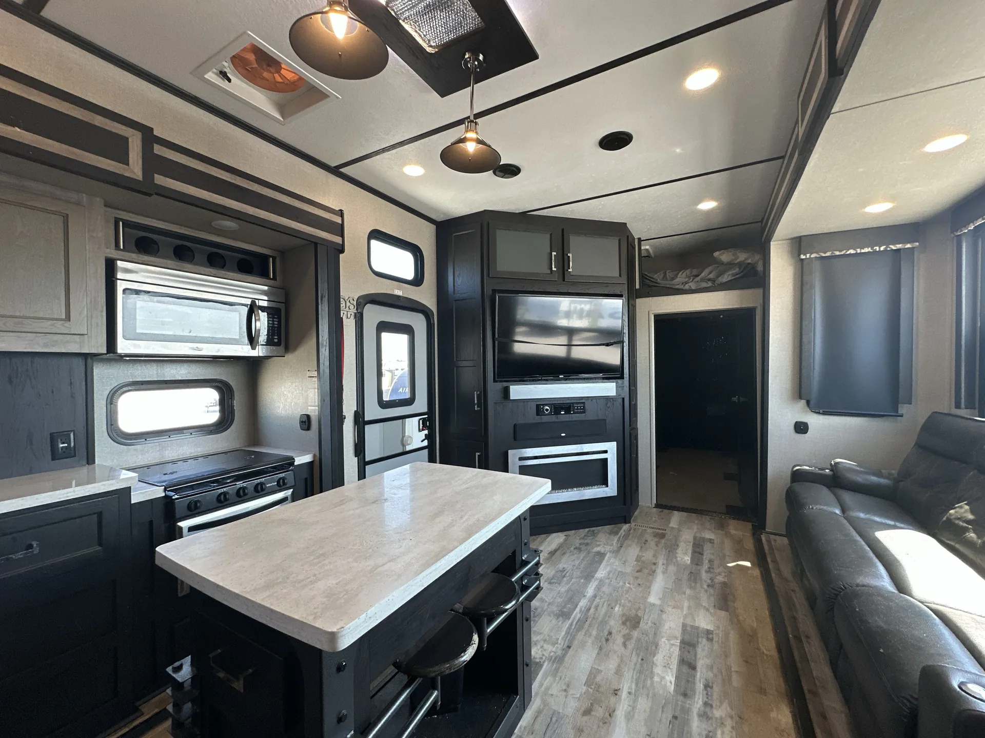 2018 Keystone Fuzion 427 — living area main