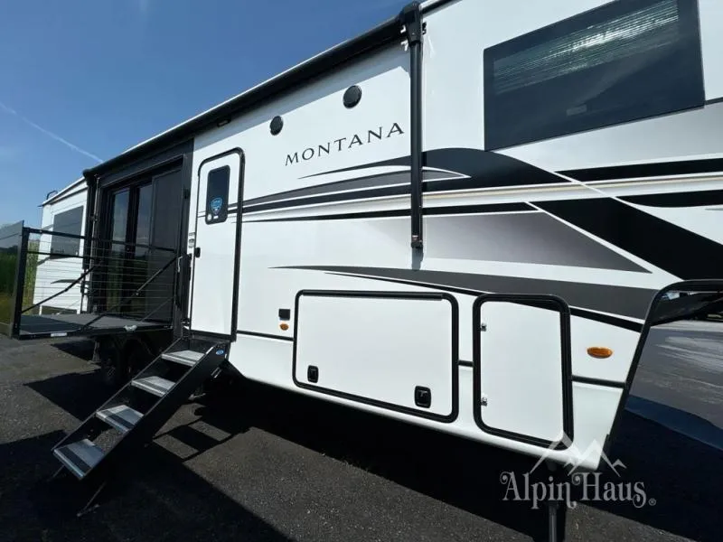 2025 Keystone Montana 3532SP - Photo 3