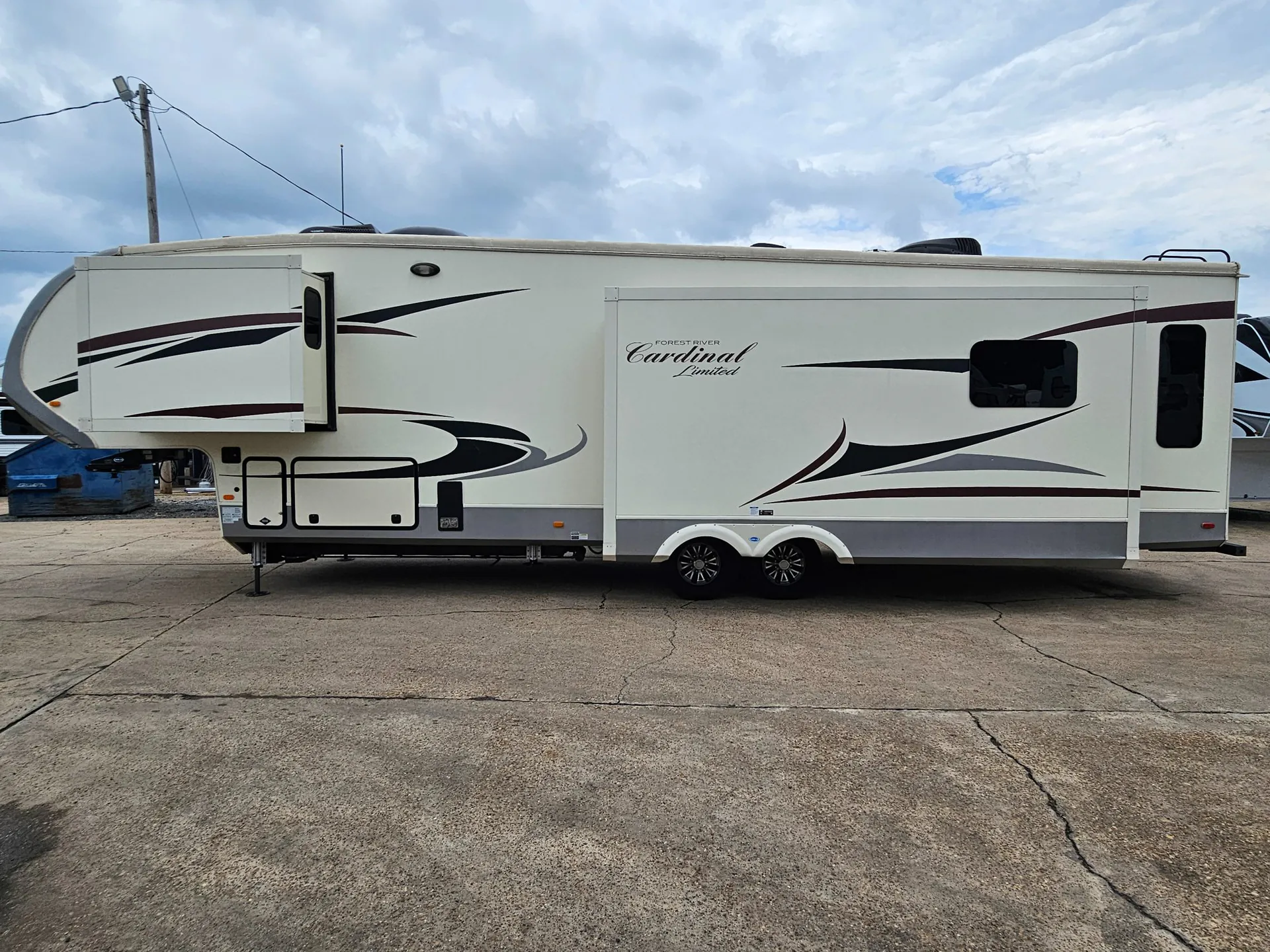2019 Forest River Cardinal Limited 3655RSLE - Photo 4