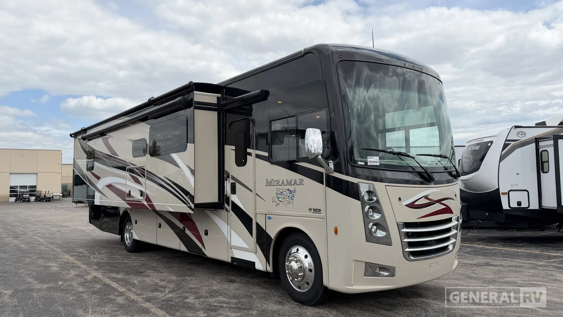 2021 Thor Motor Coach Miramar 35.2 - Photo 2