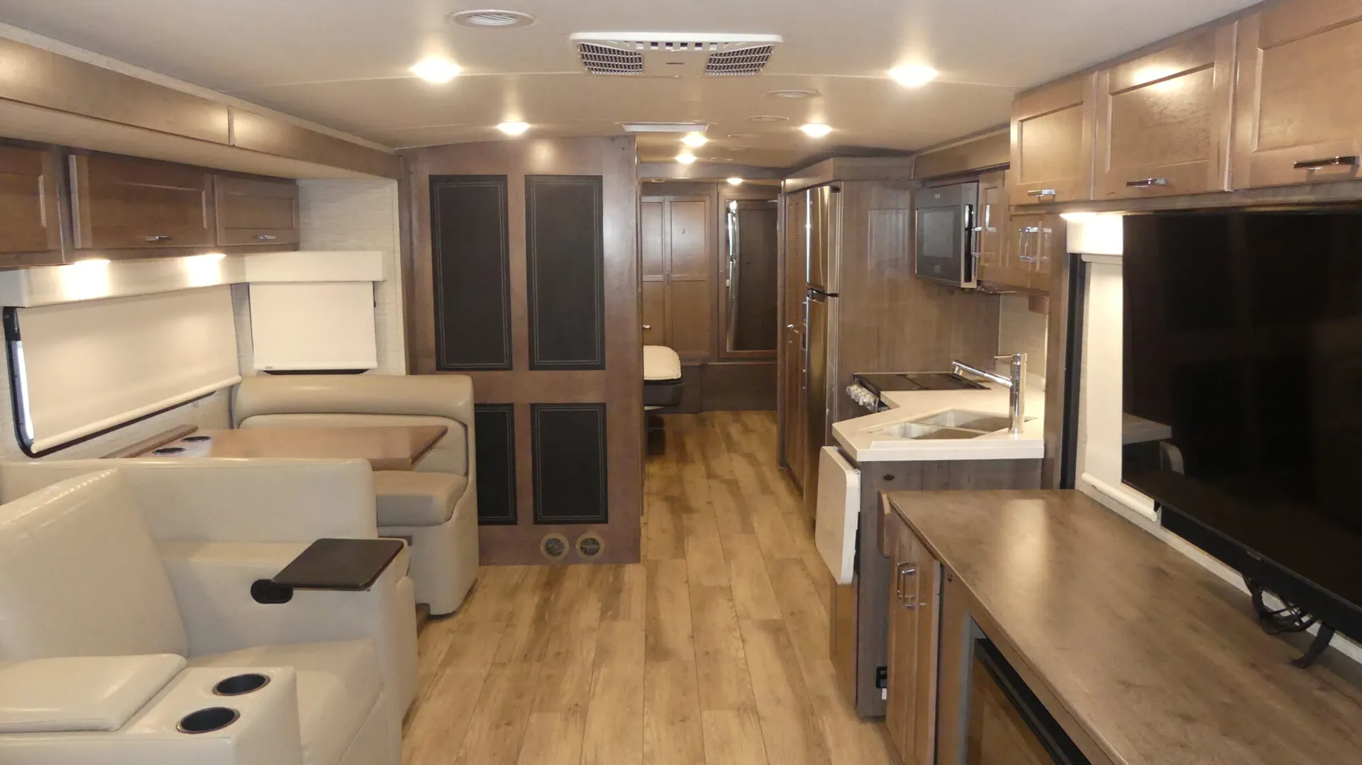 2023 Winnebago Forza 36H - Photo 3