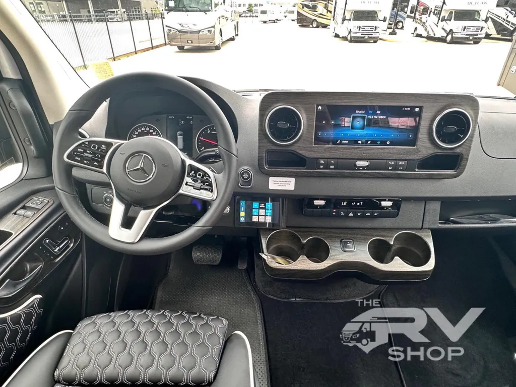 2025 Midwest Automotive Designs Luxe Cruiser D4, Photos photo 10