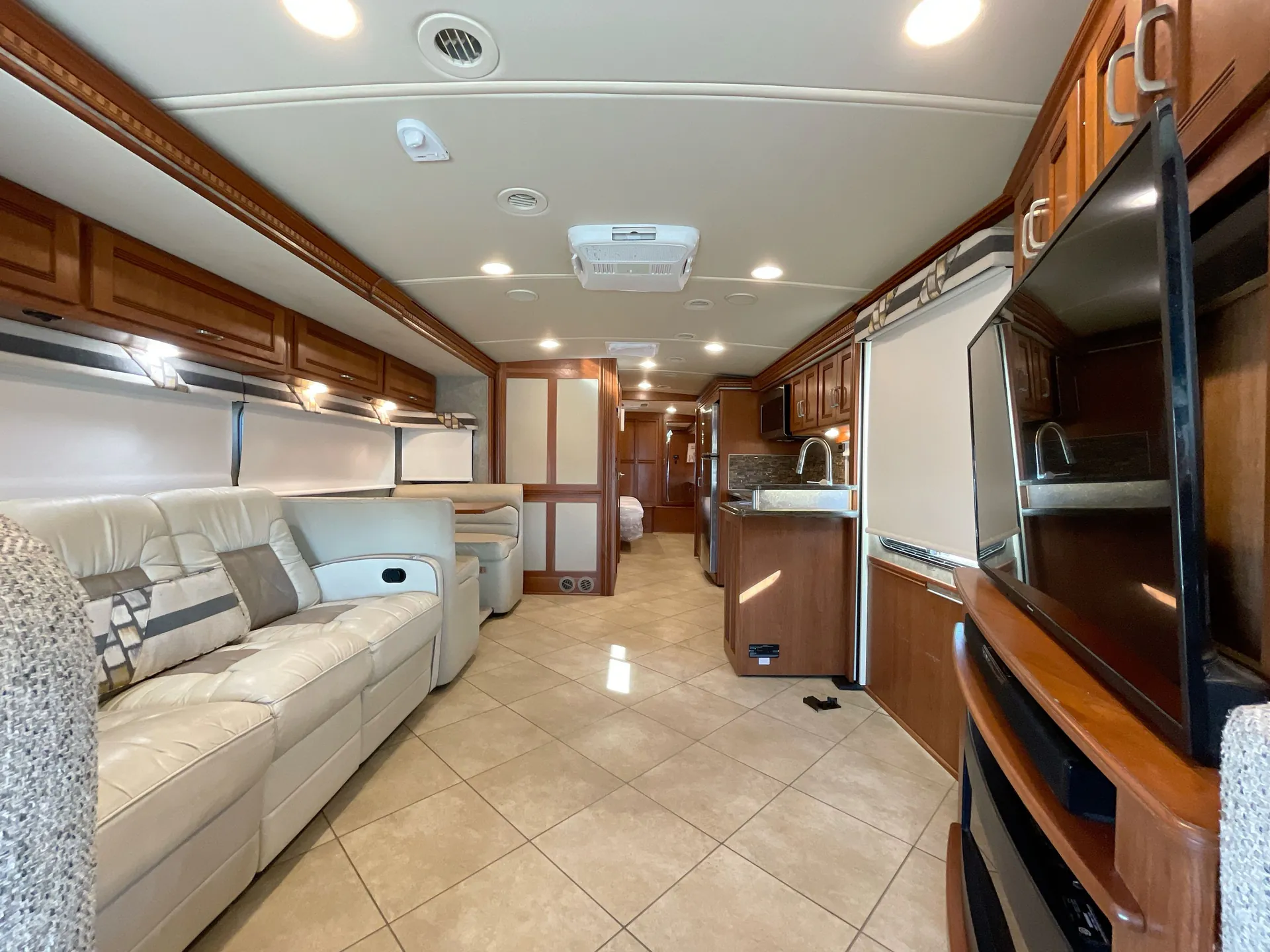 2016 Winnebago Forza 36G — living area main