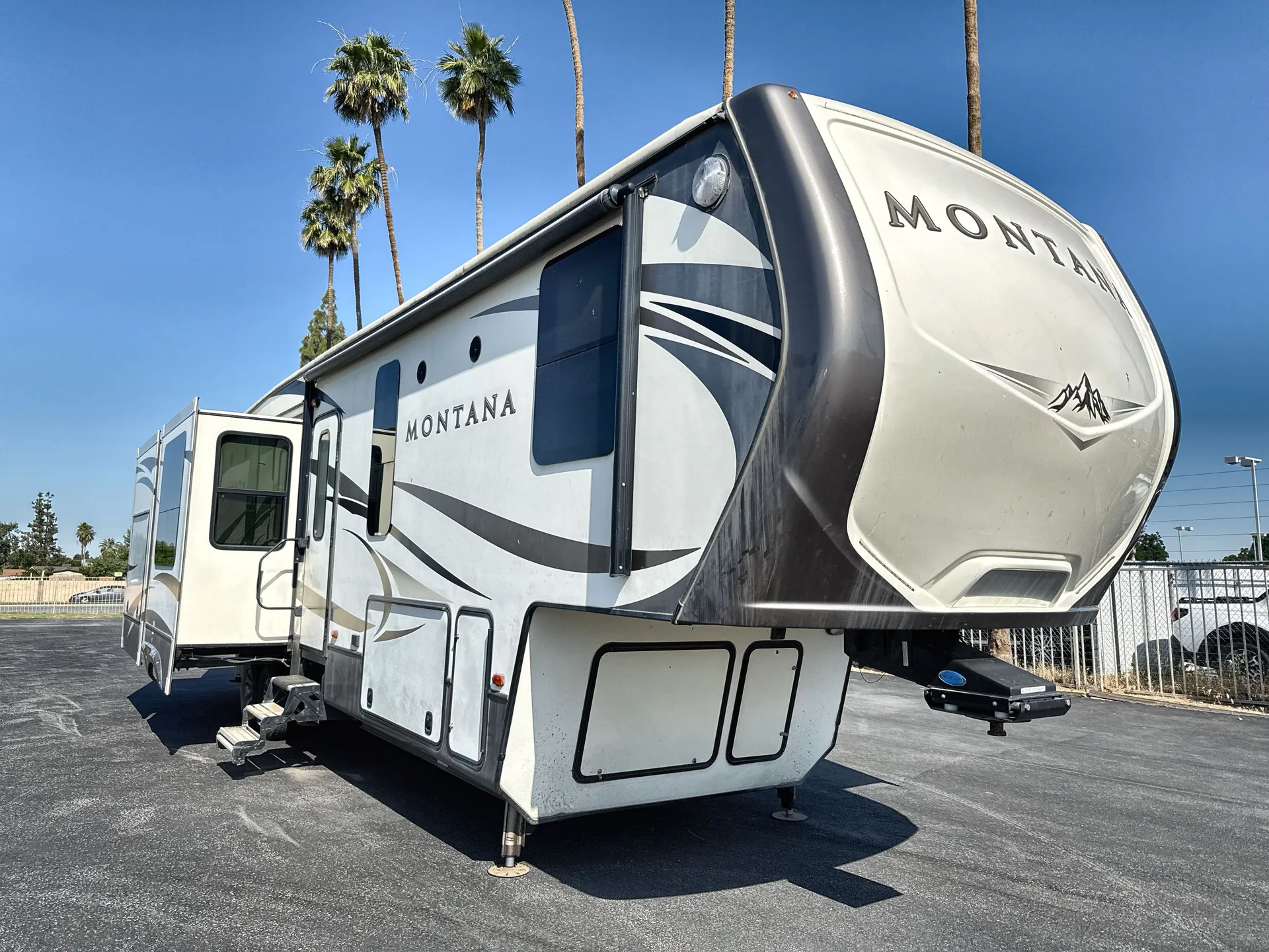 2017 Keystone Montana 3660RL - Photo 2