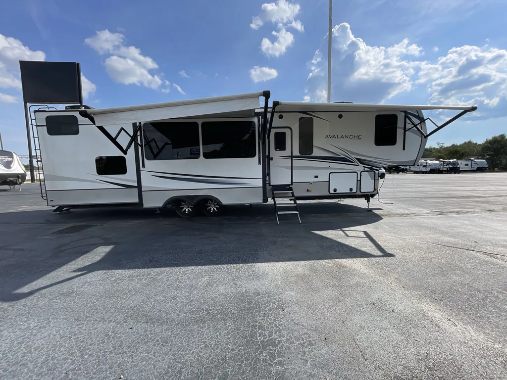 2022 Keystone Avalanche 390DS, Photos photo 3