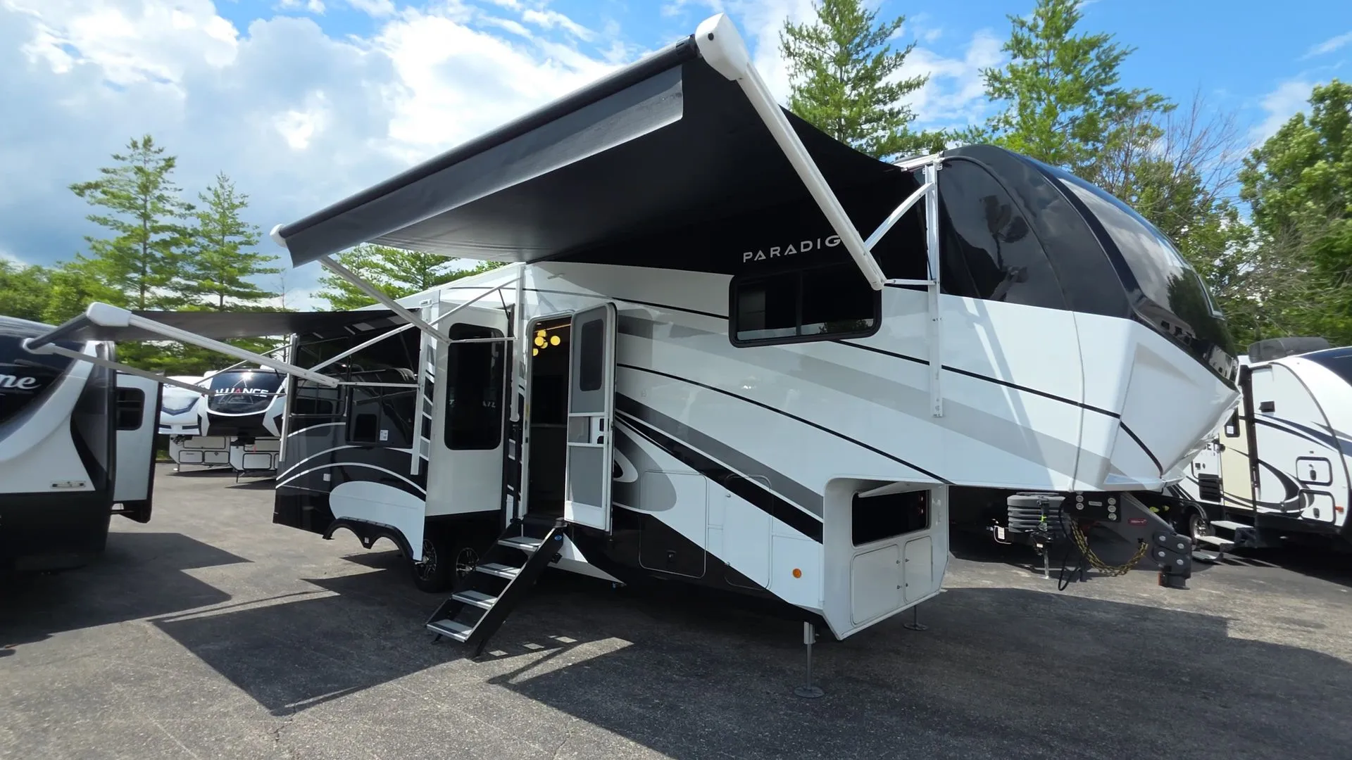 2025 Alliance RV Paradigm 295MK - Photo 3