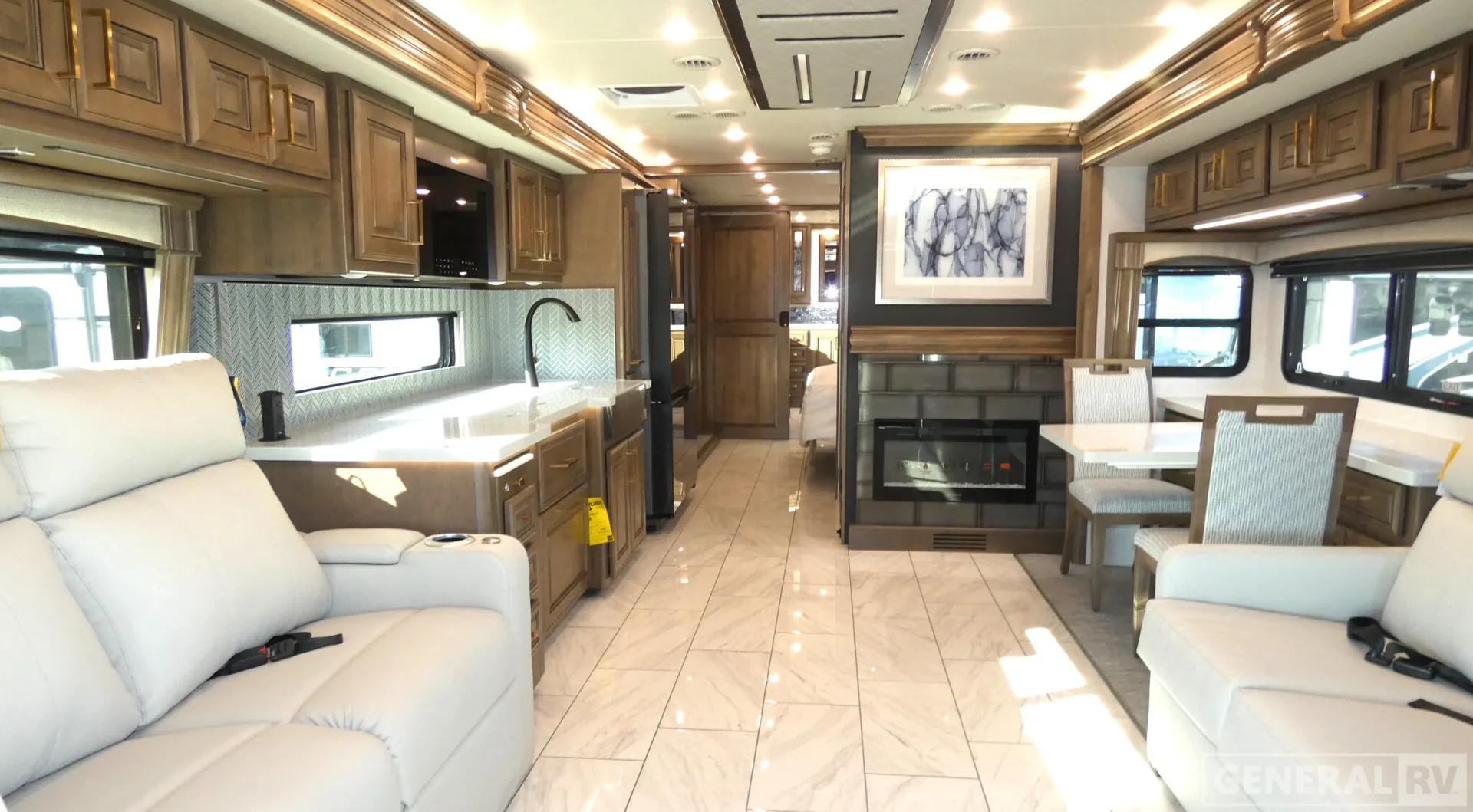 2026 Fleetwood Discovery LXE 40M - Photo 3