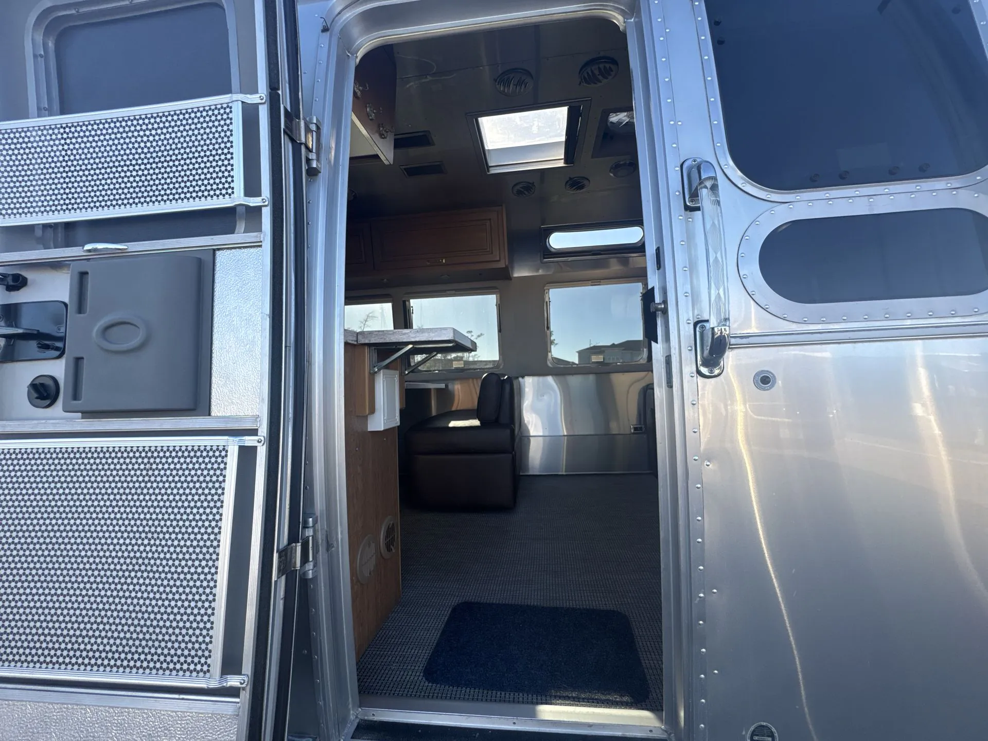 2017 Airstream Classic 30RB - Photo 4