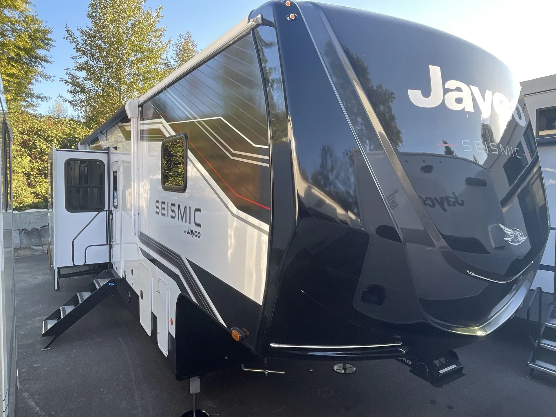 2026 Jayco Seismic 399 - Photo 2